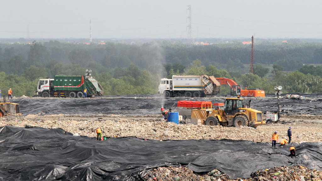TP.HCM: Bãi rác Đa Phước chỉ nhận ban đêm, 4.550 tấn/ngày có nguy cơ ùn ứ? - Ảnh 1.