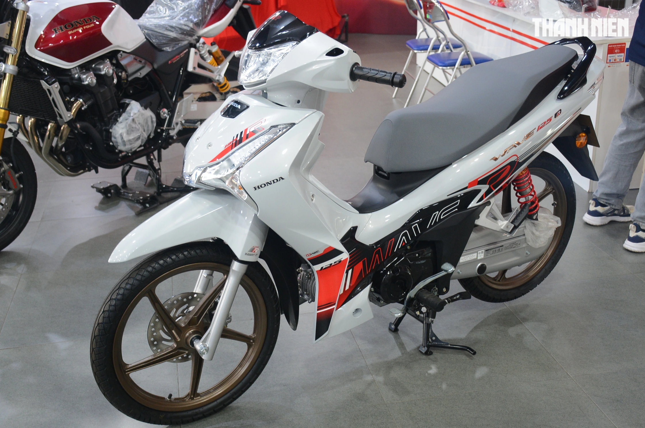 Honda Wave 125R sản xuất giới hạn tại Việt Nam: Phiên bản đặc biệt từ Thái Lan - Ảnh 2. Honda Wave 125R sản xuất giới hạn tại Việt Nam: Phiên bản đặc biệt từ Thái Lan - Ảnh 2.