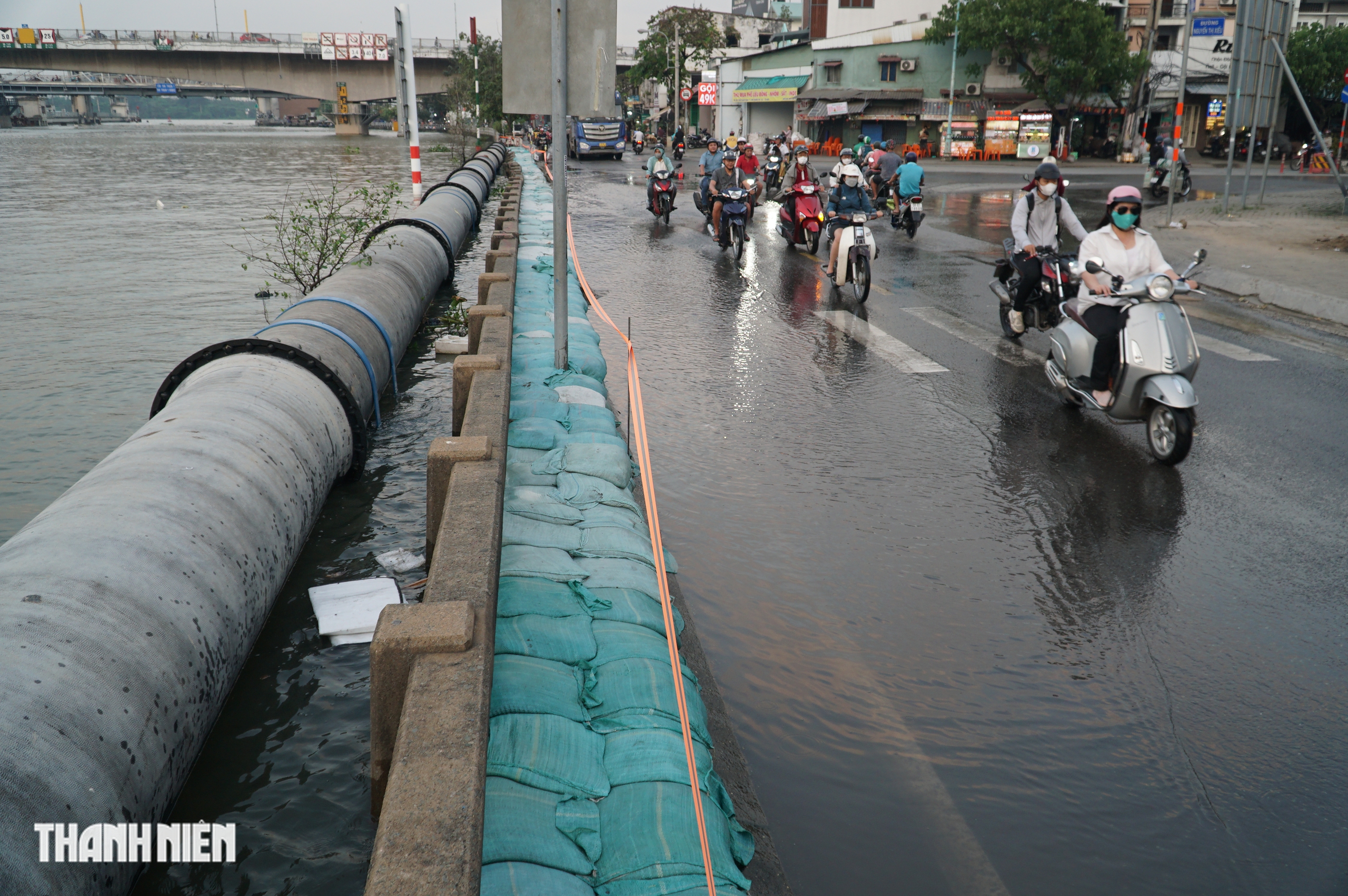 Triều cường đạt đỉnh tối nay: Nhiều tuyến đường khu nam TP.HCM ngập như sông - Ảnh 12.