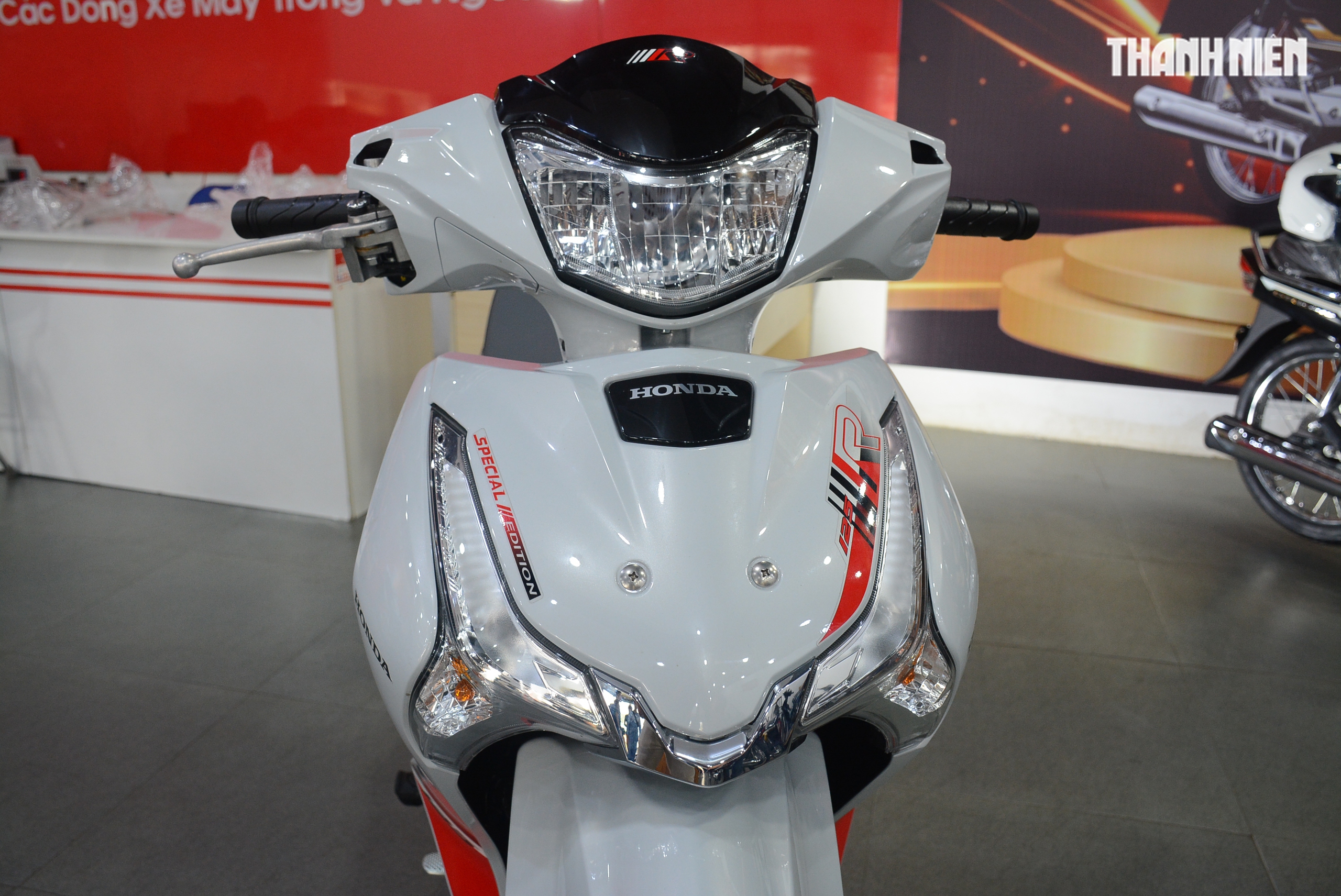 Honda Wave 125R sản xuất giới hạn tại Việt Nam: Phiên bản đặc biệt từ Thái Lan - Ảnh 3. Honda Wave 125R sản xuất giới hạn tại Việt Nam: Phiên bản đặc biệt từ Thái Lan - Ảnh 3.