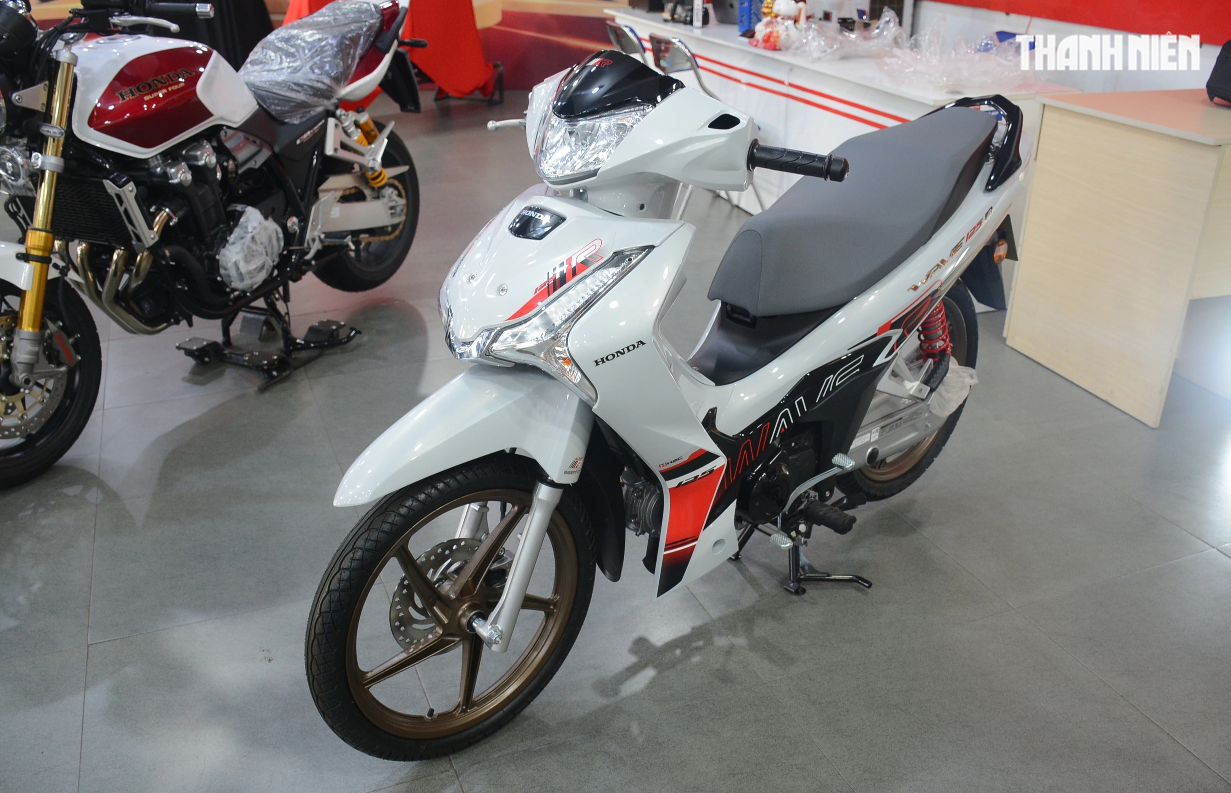 Honda Wave 125R sản xuất giới hạn tại Việt Nam: Phiên bản đặc biệt từ Thái Lan - Ảnh 9. Honda Wave 125R sản xuất giới hạn tại Việt Nam: Phiên bản đặc biệt từ Thái Lan - Ảnh 9.