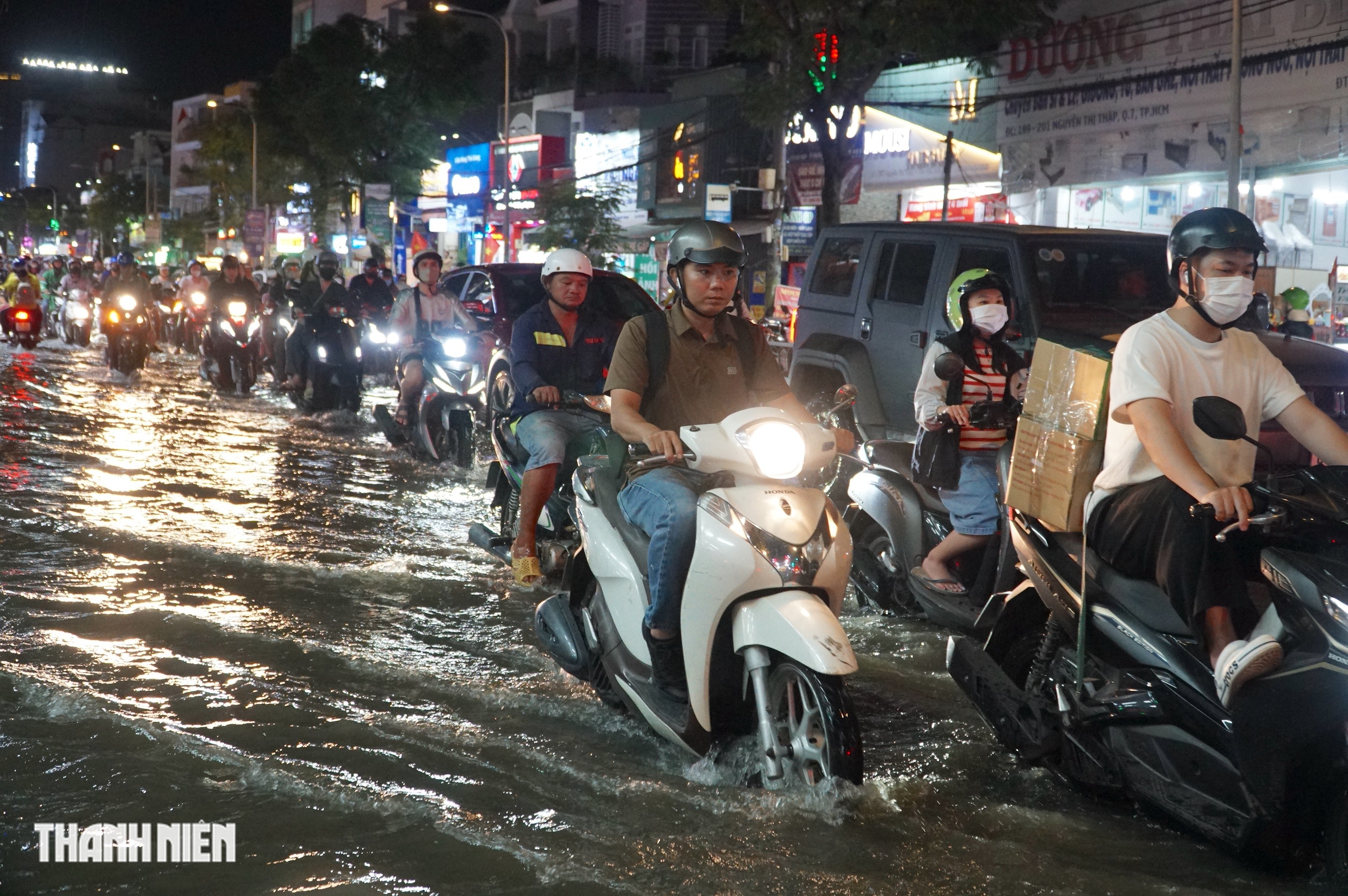 Triều cường đạt đỉnh tối nay: Nhiều tuyến đường khu nam TP.HCM ngập như sông - Ảnh 8.