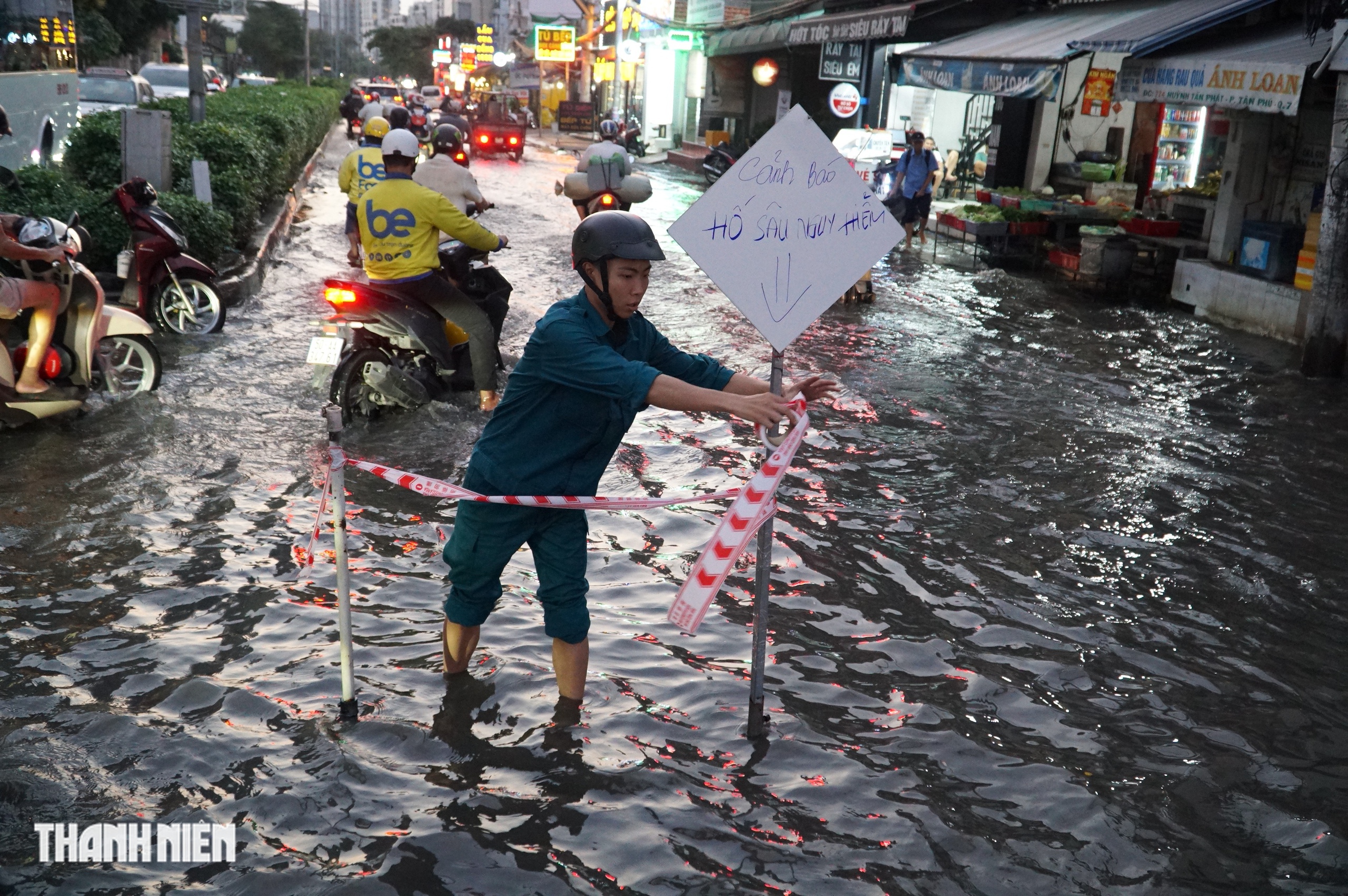 Triều cường đạt đỉnh tối nay: Nhiều tuyến đường khu nam TP.HCM ngập như sông - Ảnh 10.
