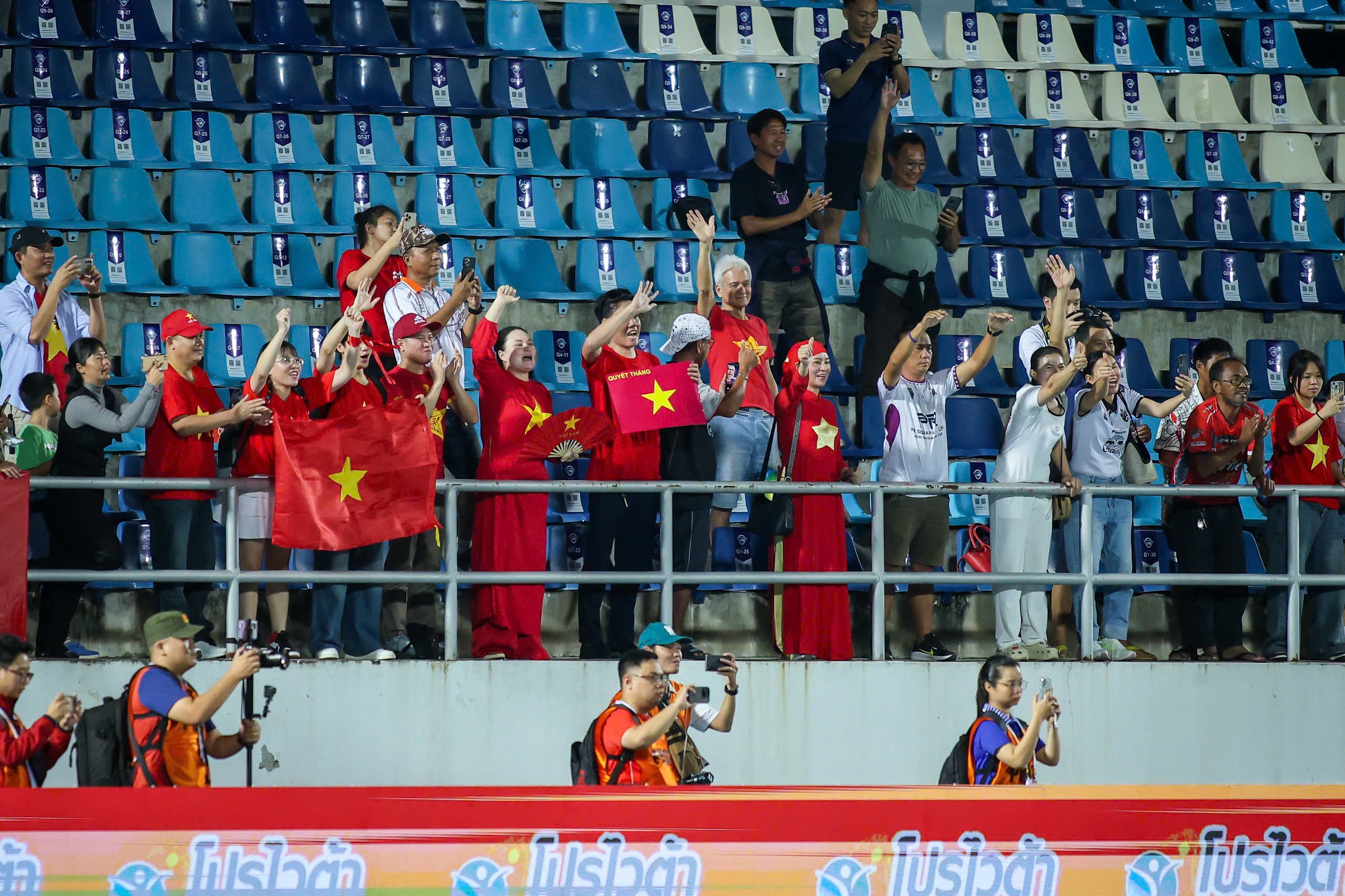 'Hot boy' hai dòng máu giỏi cả tiếng Việt và Thái: Hết mình vì đội tuyển nữ Việt Nam- Ảnh 3.