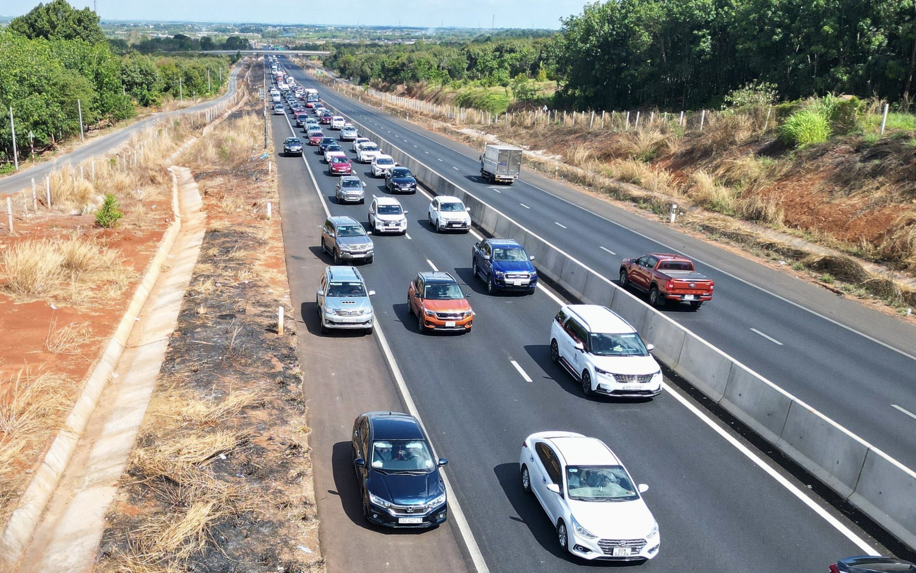 Đi làn phải nhanh hơn làn trái: Có bị phạt lỗi vượt xe?- Ảnh 1. Đi làn phải nhanh hơn làn trái: Có bị phạt lỗi vượt xe?- Ảnh 1.