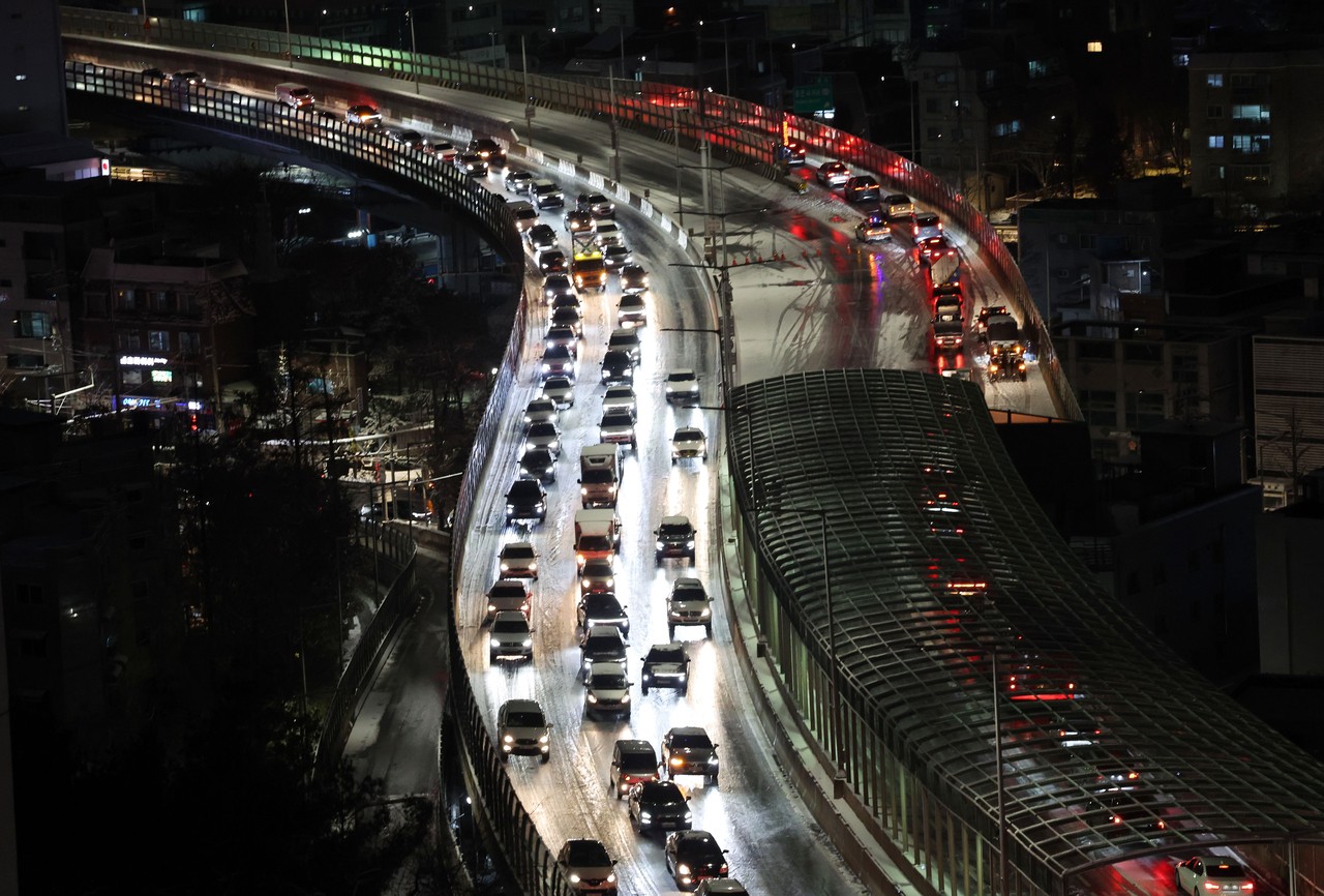 Tuyết rơi dày ở Seoul, chính quyền phải ban bố cảnh báo khẩn - Ảnh 2.