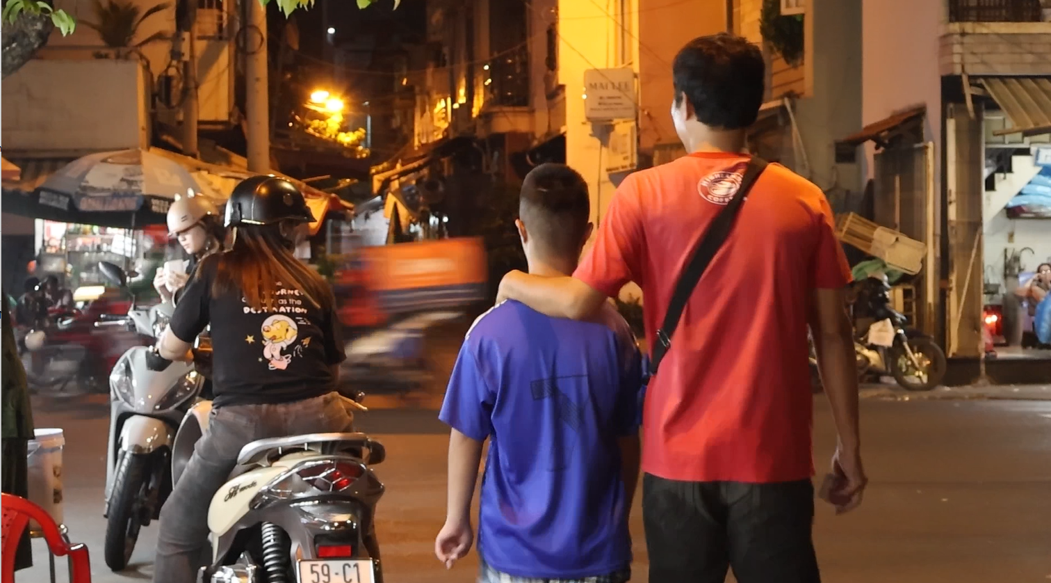 Vì con mà sống: Người đàn ông bán vé số nuôi con và bốn người thân bệnh - Ảnh 1. Vì con mà sống: Người đàn ông bán vé số nuôi con và bốn người thân bệnh - Ảnh 1.