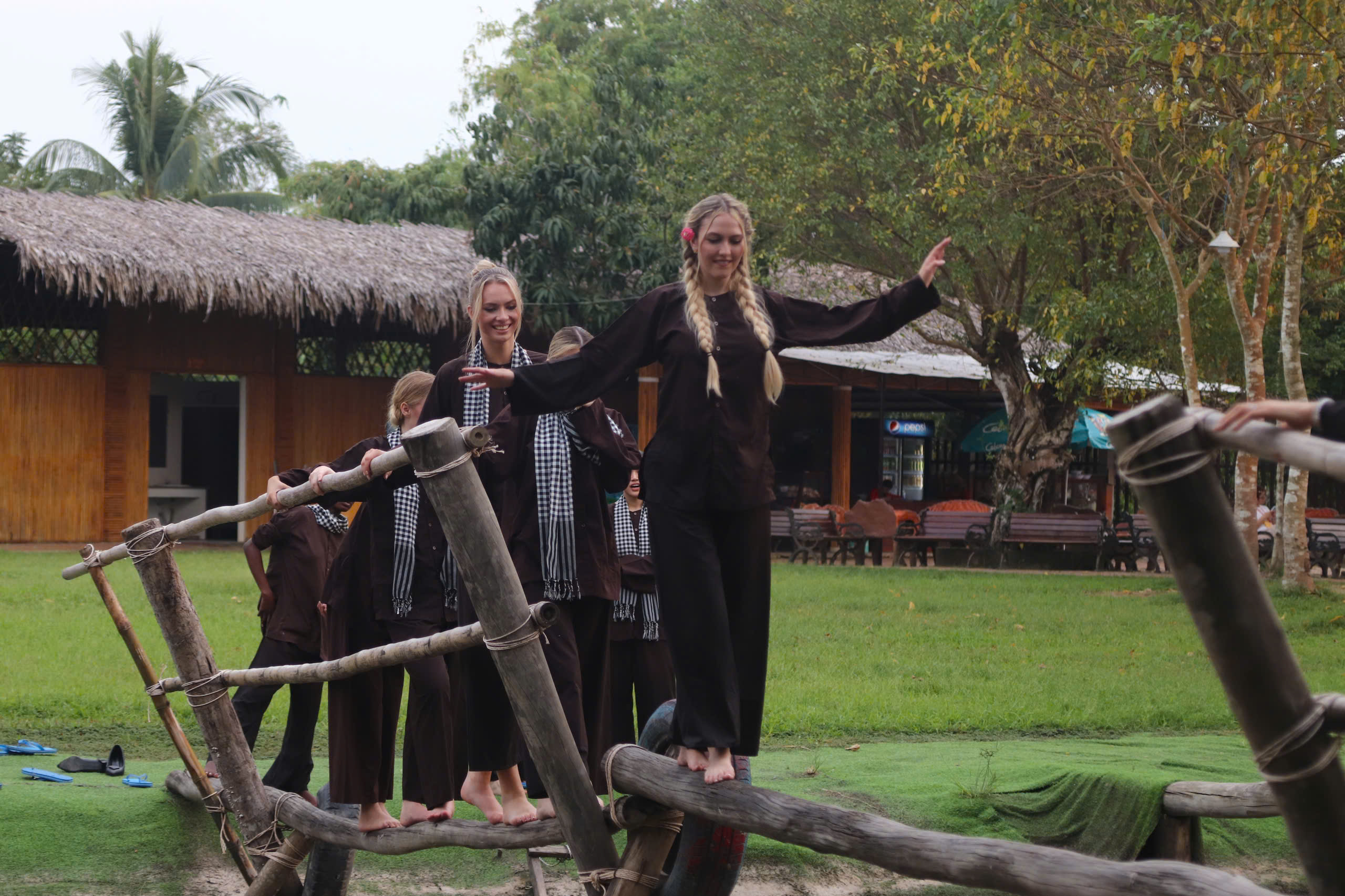 Người đẹp thi Miss Charm h&eacute; lộ mối quan hệ đặc biệt với cầu thủ Neymar- Ảnh 1.