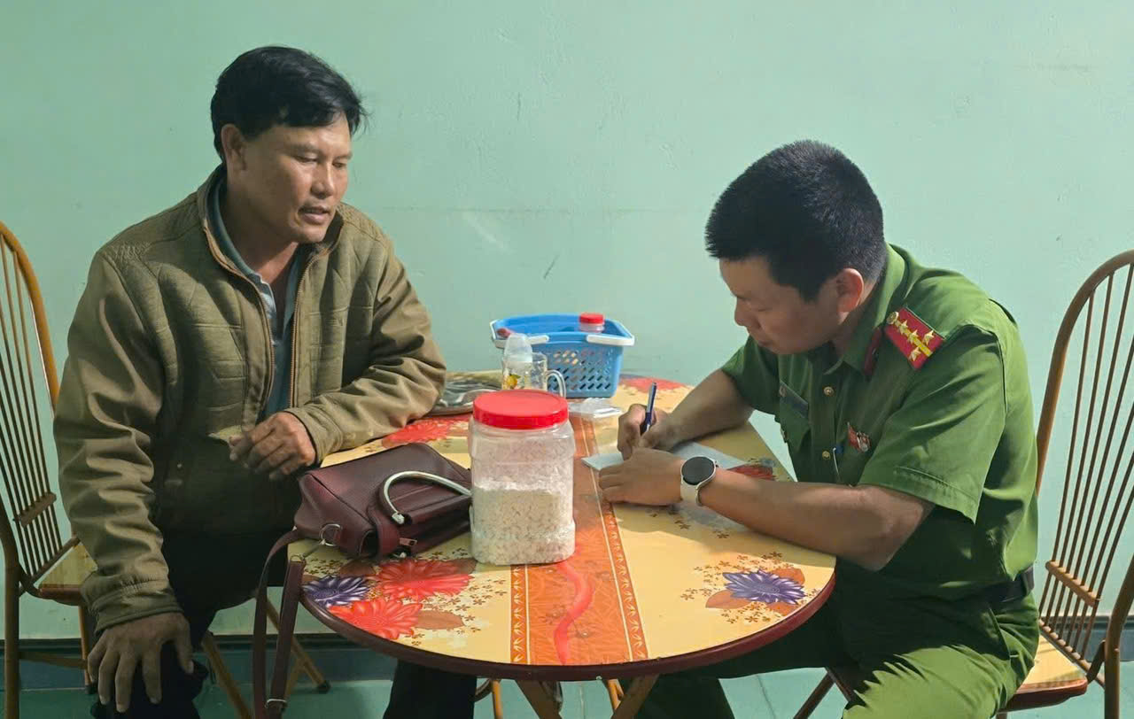 Quảng Ngãi: Tìm thân nhân bé gái bị bỏ rơi trước cổng nhà dân- Ảnh 3.