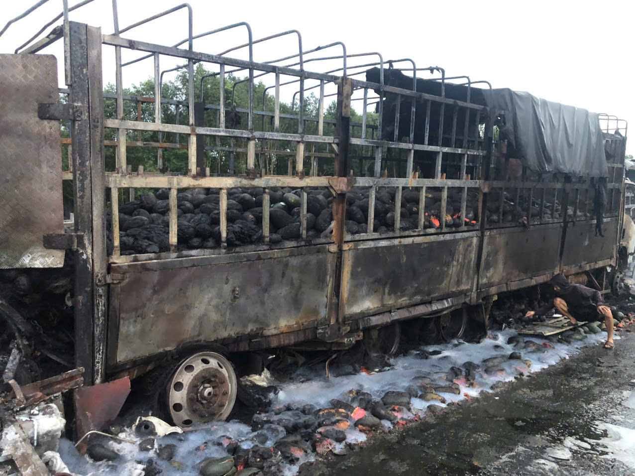 Ô tô bốc cháy rụi sau va chạm trên cao tốc Vân Phong – Nha Trang - Ảnh 3.