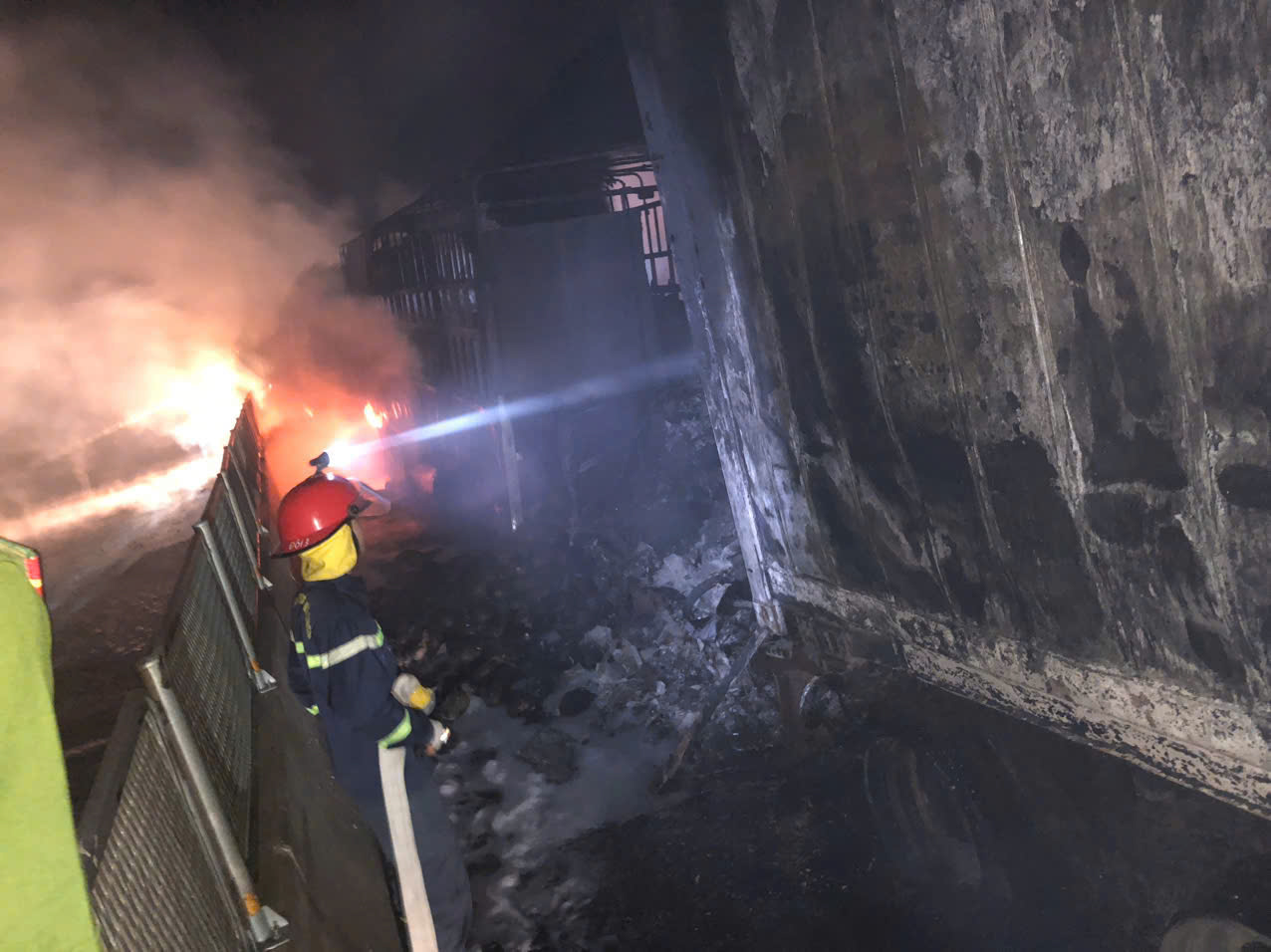 Ô tô bốc cháy rụi sau va chạm trên cao tốc Vân Phong – Nha Trang - Ảnh 2.