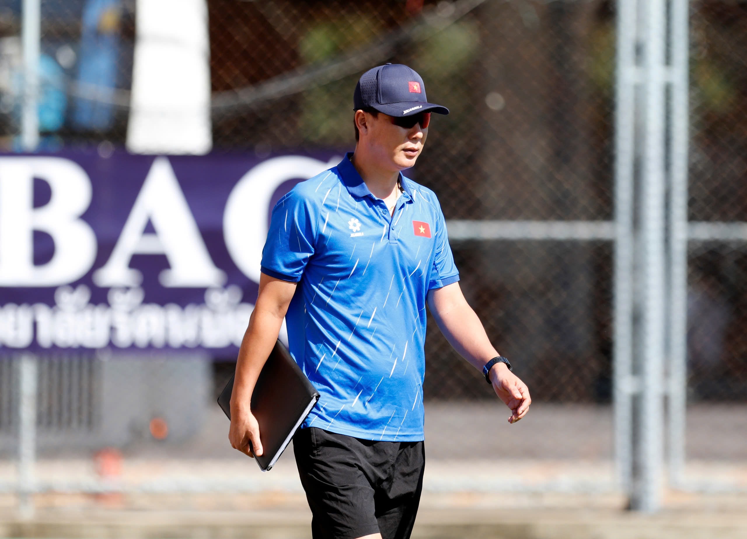 Lần đầu thầy Kim đeo kính râm ‘đứng lớp’, Xuân Bắc tái xuất: U.23 Việt Nam phải cẩn trọng một điều…- Ảnh 1.