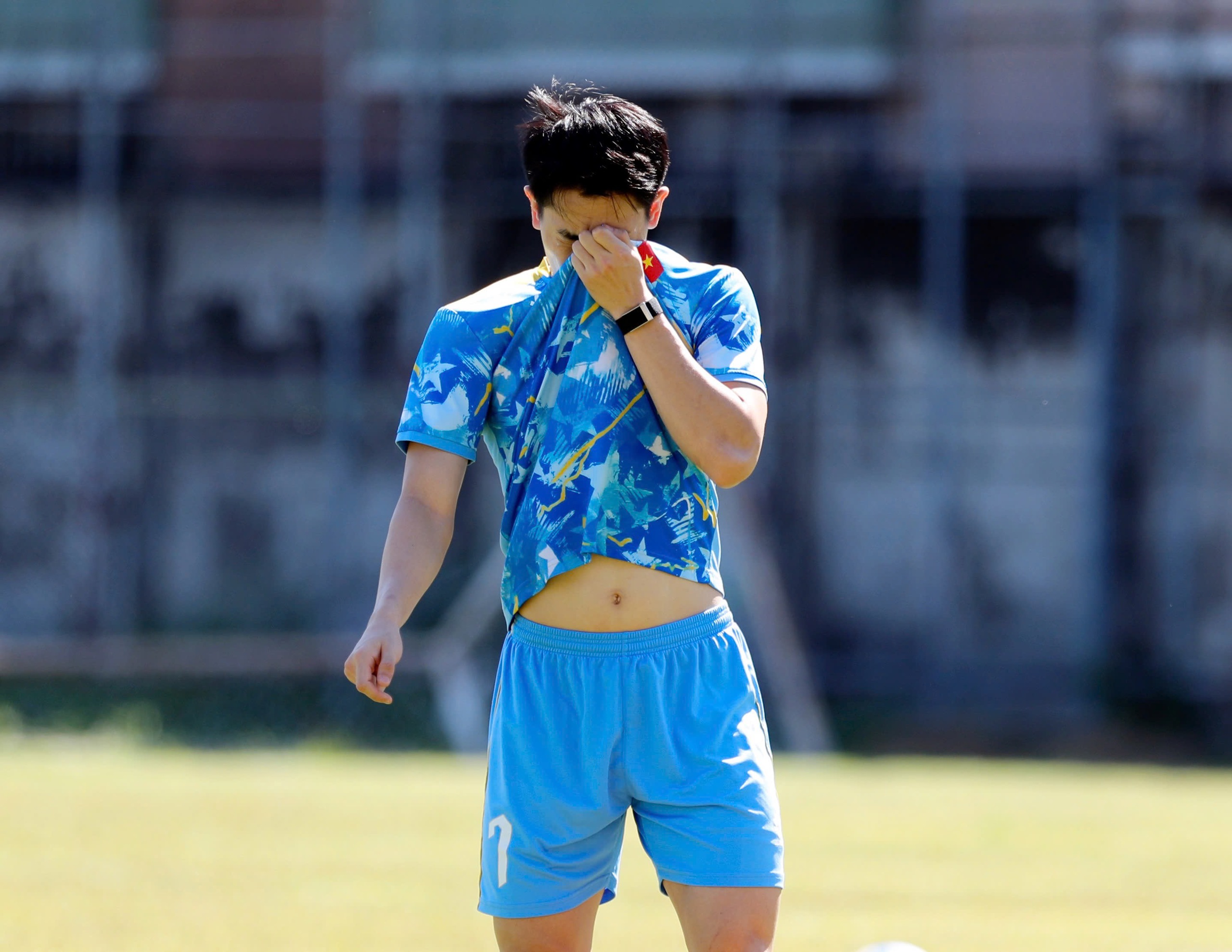 Lần đầu thầy Kim đeo kính râm ‘đứng lớp’, Xuân Bắc tái xuất: U.23 Việt Nam phải cẩn trọng một điều…- Ảnh 7.