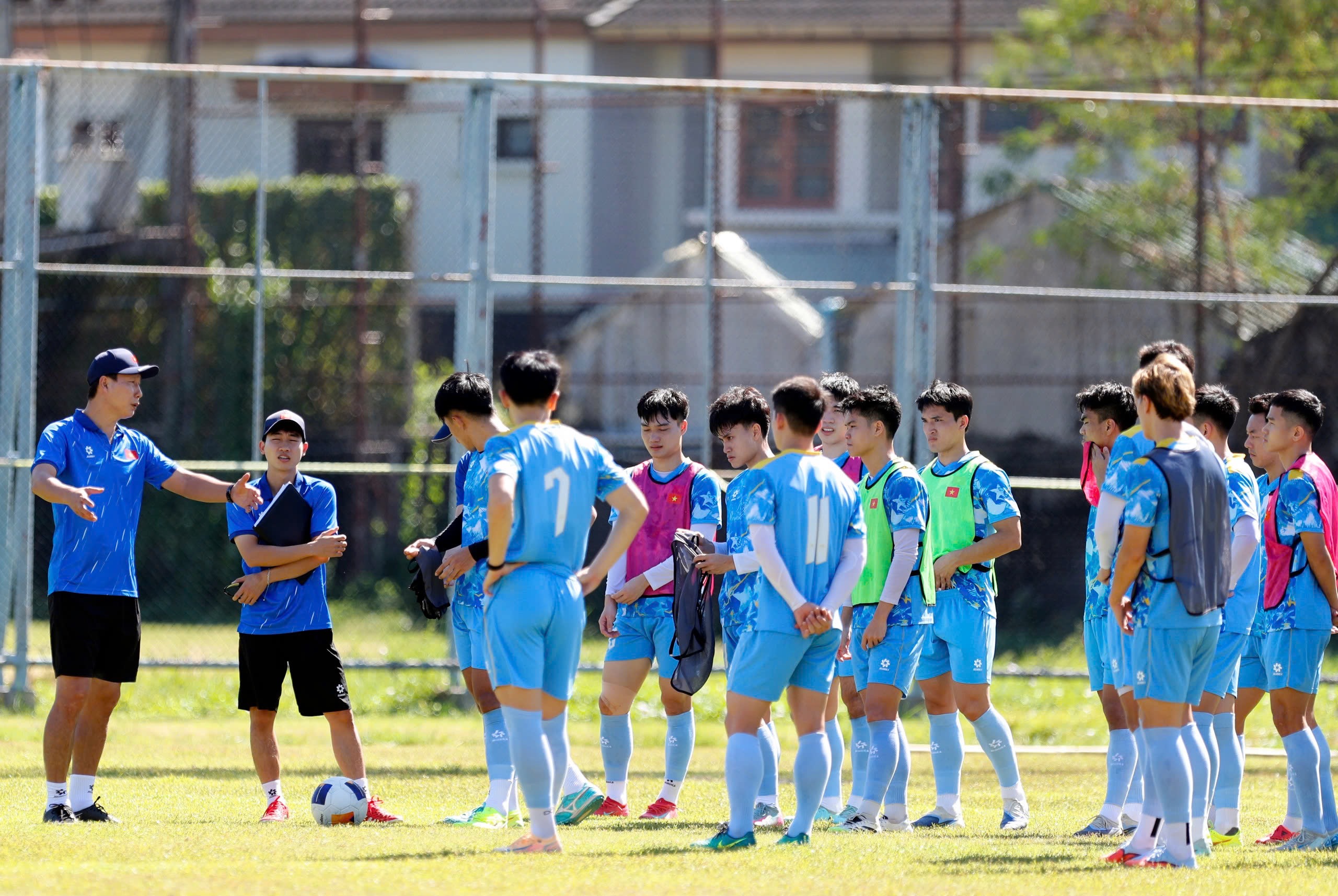 Lần đầu thầy Kim đeo kính râm ‘đứng lớp’, Xuân Bắc tái xuất: U.23 Việt Nam phải cẩn trọng một điều…- Ảnh 5.