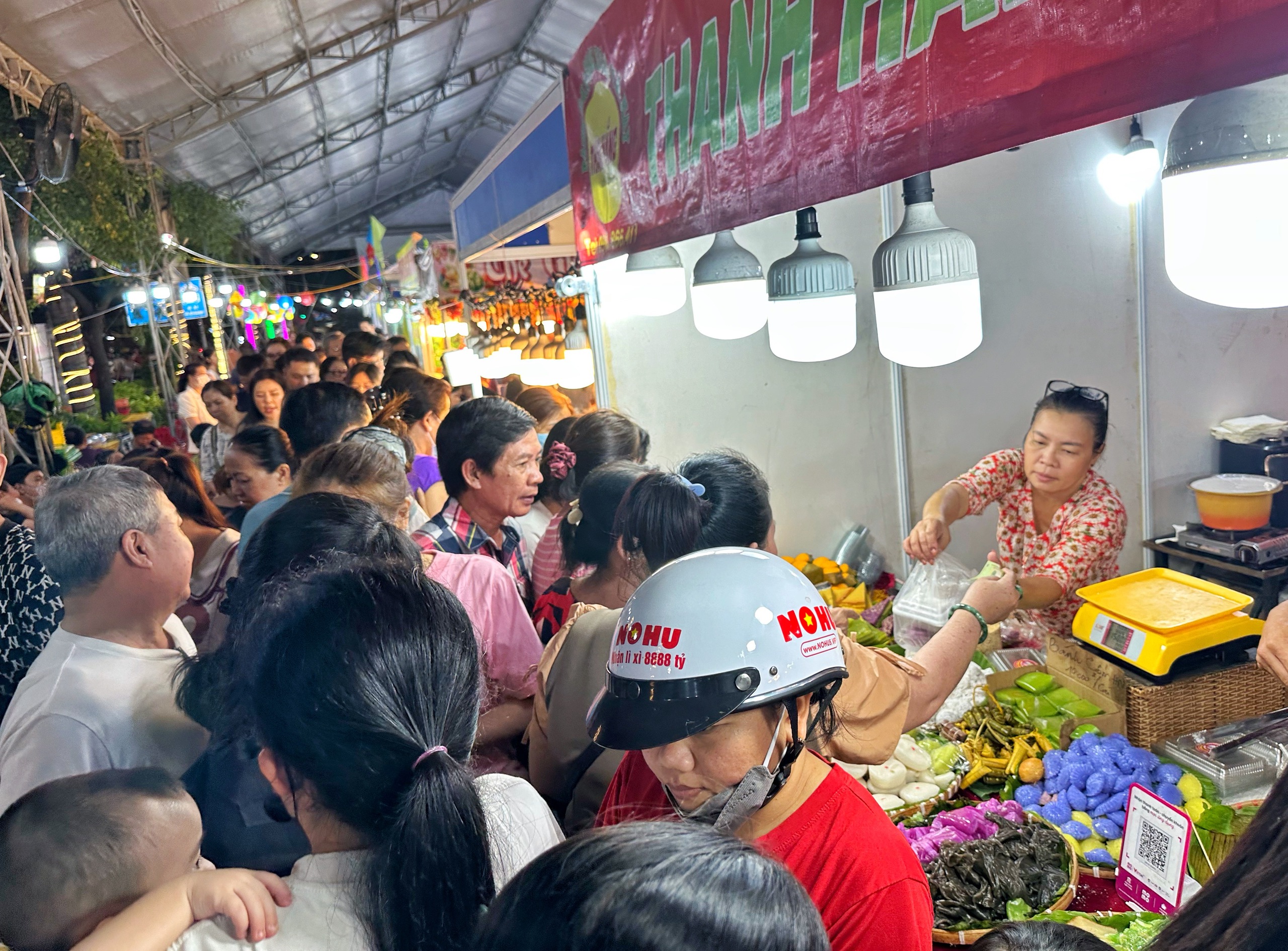 Ngay lúc này: 'Biển người' TP.HCM đổ về lễ hội ẩm thực ở ngôi chợ trăm tuổi - Ảnh 2.