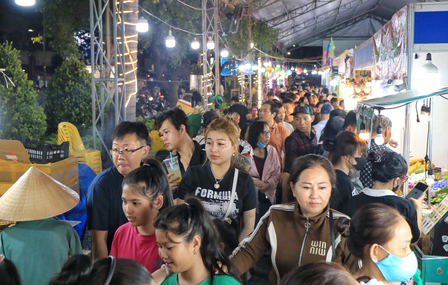 Ngay lúc này: 'Biển người' TP.HCM đổ về lễ hội ẩm thực ở ngôi chợ trăm tuổi - Ảnh 14.