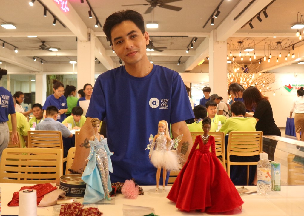 Bỏ việc văn phòng, chàng trai may đồ búp bê, kiếm 20 triệu đồng/tháng- Ảnh 10. Bỏ việc văn phòng, chàng trai may đồ búp bê, kiếm 20 triệu đồng/tháng- Ảnh 10.