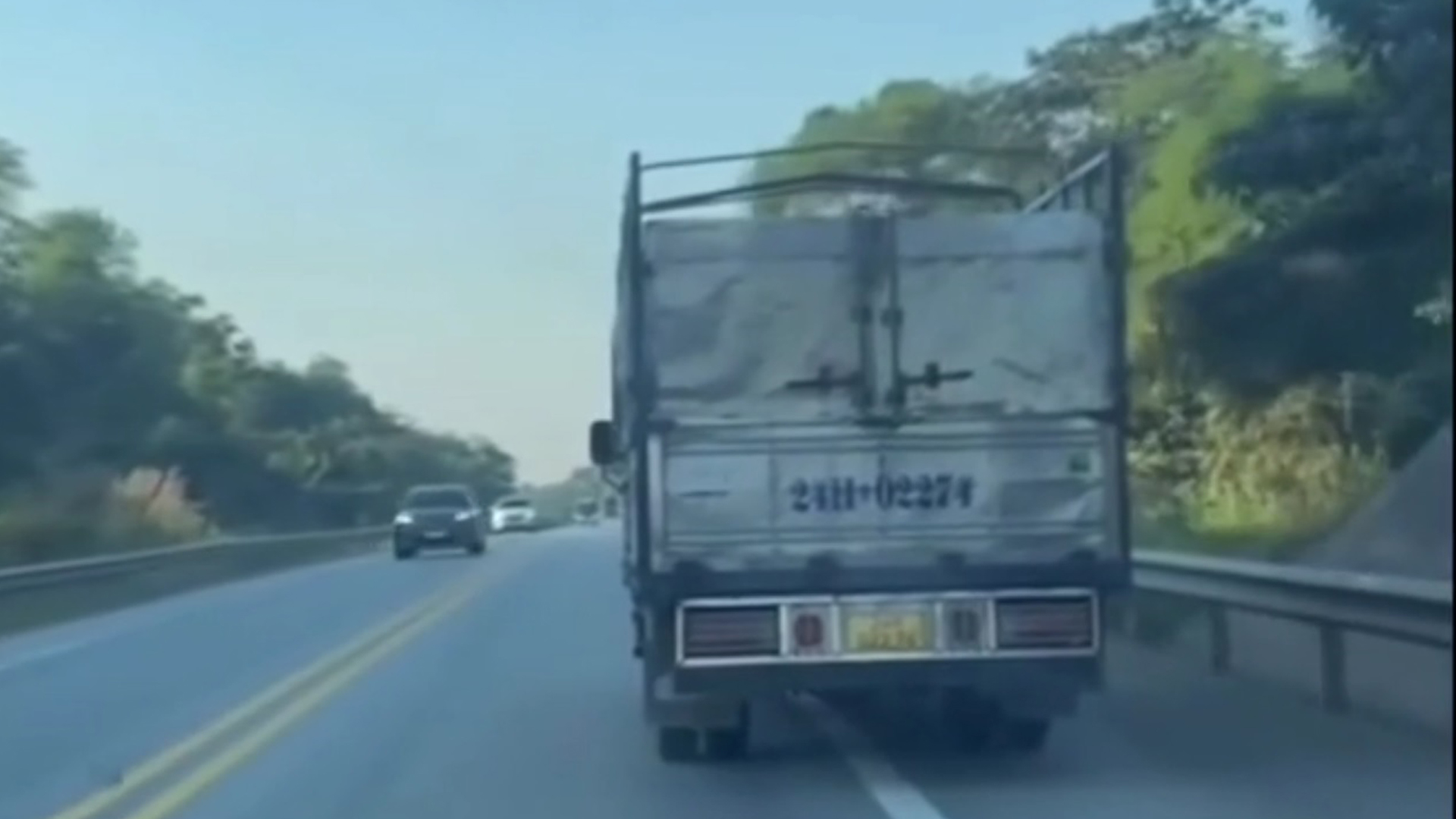 CSGT xử phạt xe tải bị nghi là 'chim mồi' trên cao tốc - Ảnh 1.