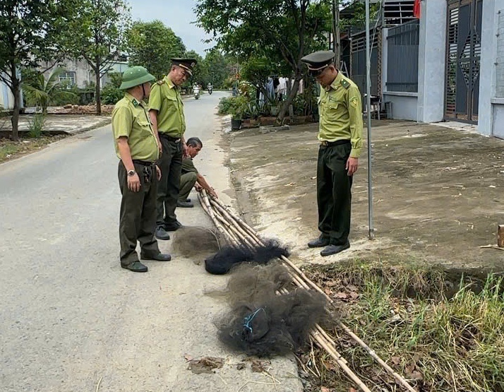 Cấp tốc tháo gỡ hàng trăm mét bẫy lưới các loài chim hoang dã ở TP.HCM - Ảnh 2.