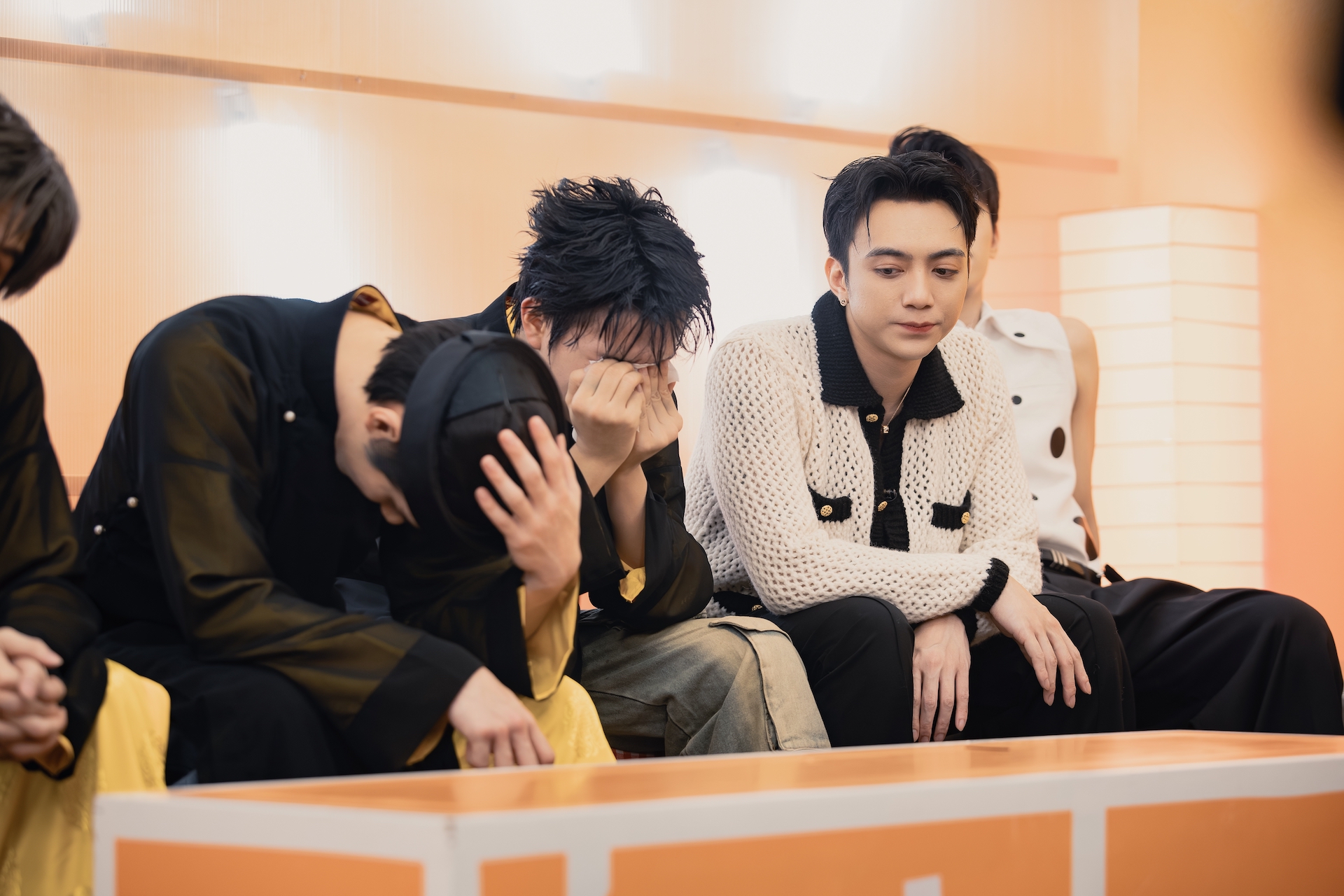 Soobin sốc, hụt hẫng khi hai học trò bị loại khỏi show thực tế - Ảnh 1.