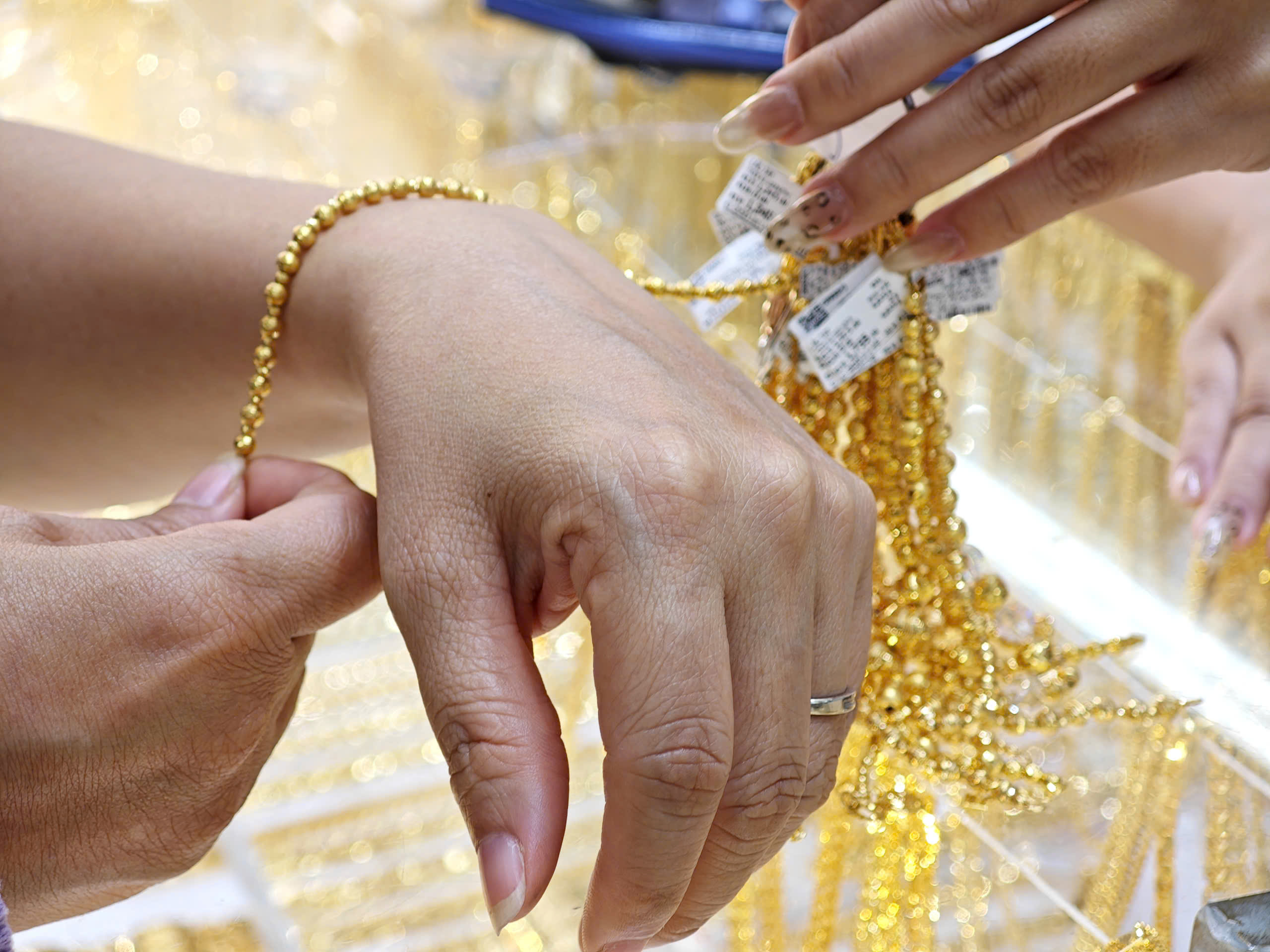 Đến giờ G, chưa có thông tin doanh nghiệp, ngân hàng nhập khẩu vàng- Ảnh 1. Đến giờ G, chưa có thông tin doanh nghiệp, ngân hàng nhập khẩu vàng- Ảnh 1.