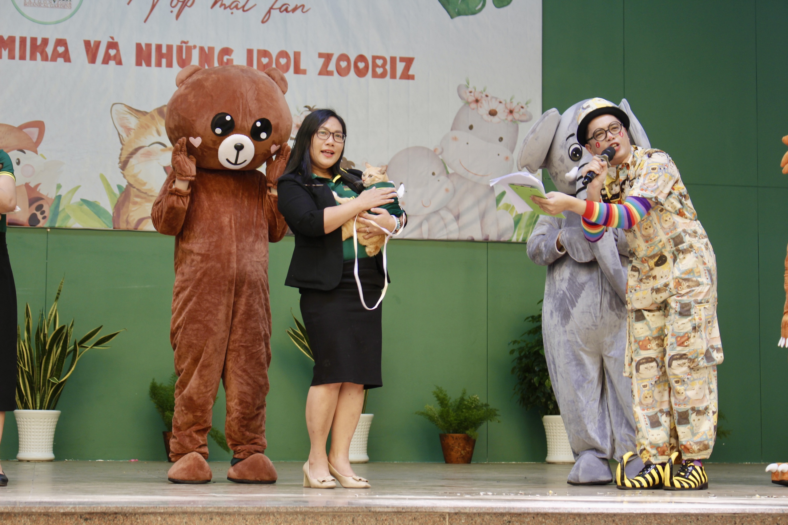 Từ mèo hoang thành 'chủ tịch': Mika khuấy đảo họp fan Thảo Cầm Viên Sài Gòn - Ảnh 1.