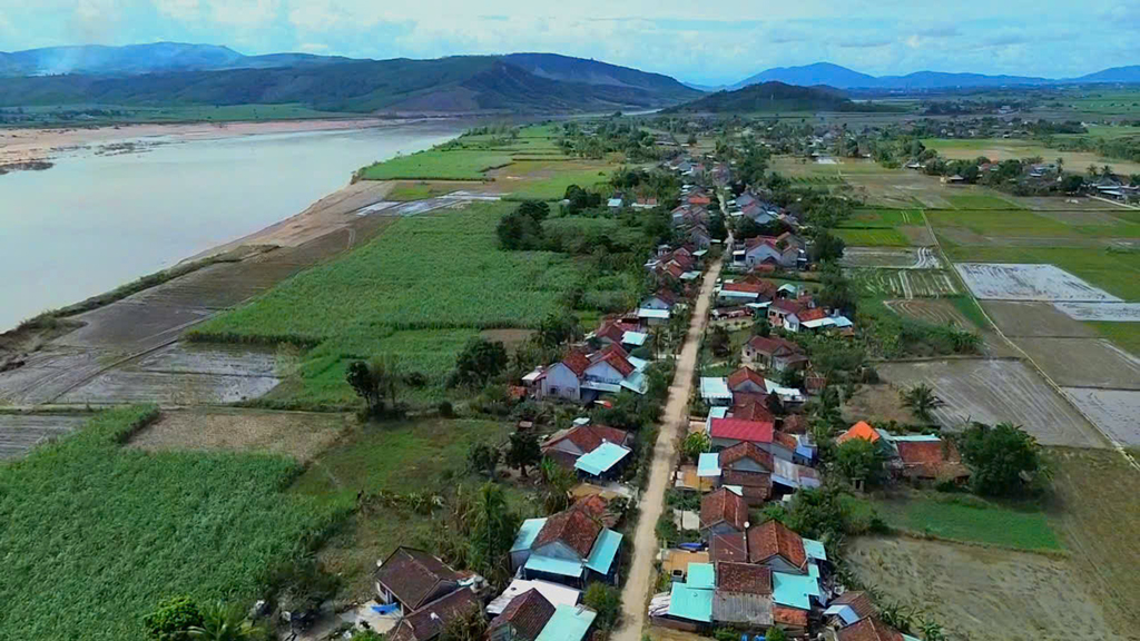 Vùng rốn lũ dưới 'họng' 2 thủy điện - Ảnh 1.