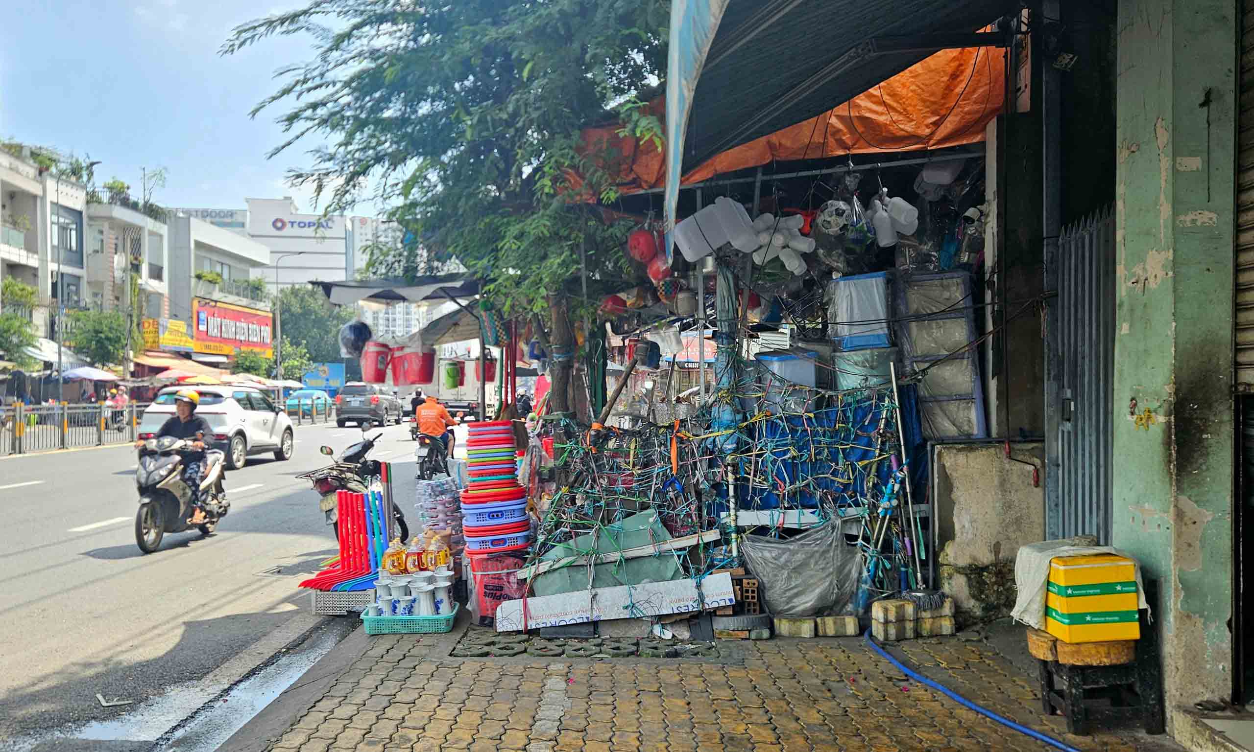 Để vỉa hè, lòng đường ở TP.HCM không bị “nuốt chửng” - Ảnh 2.