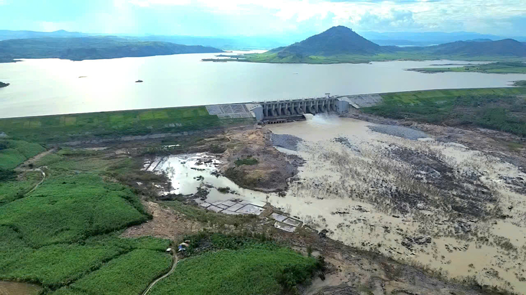 Vùng rốn lũ dưới 'họng' 2 thủy điện - Ảnh 2.