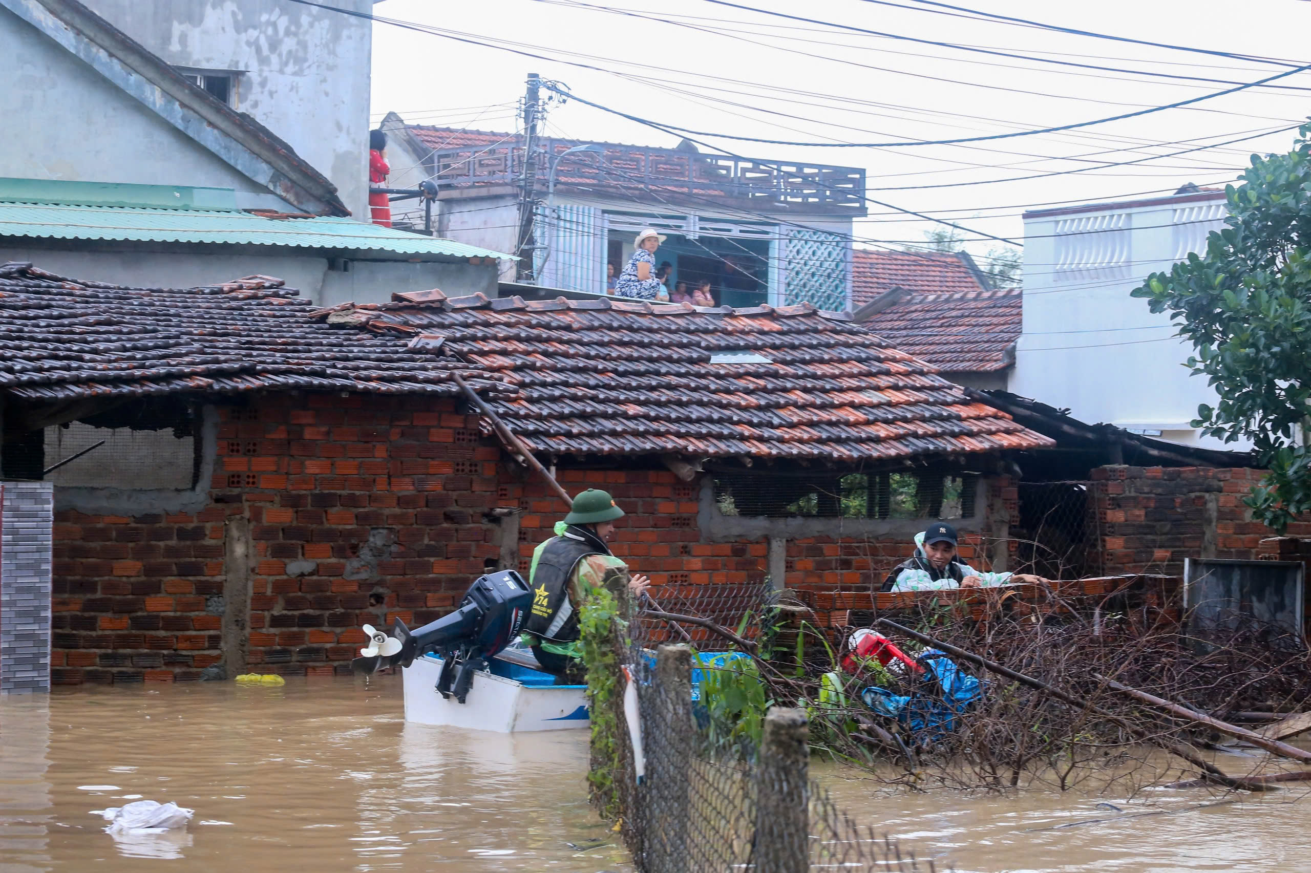 Thủy điện xả lũ gây thiệt hại: Có thể nhờ Viện kiểm sát đại diện khởi kiện- Ảnh 2. Thủy điện xả lũ gây thiệt hại: Có thể nhờ Viện kiểm sát đại diện khởi kiện- Ảnh 2.