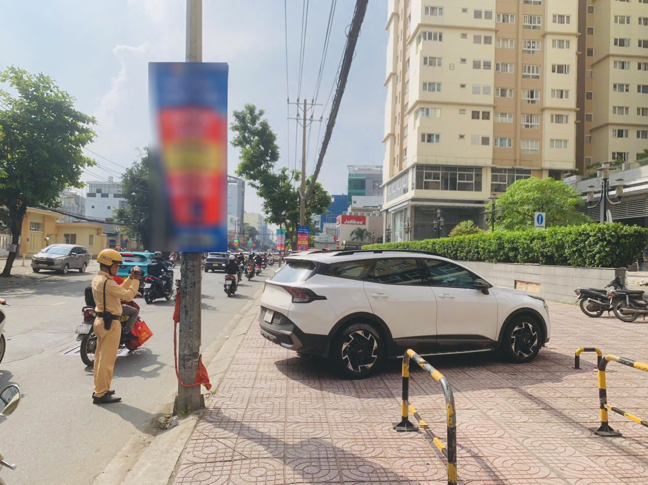 Danh sách 108 ô tô dừng đỗ sai quy định bị CSGT Hàng Xanh phạt nguội- Ảnh 1.