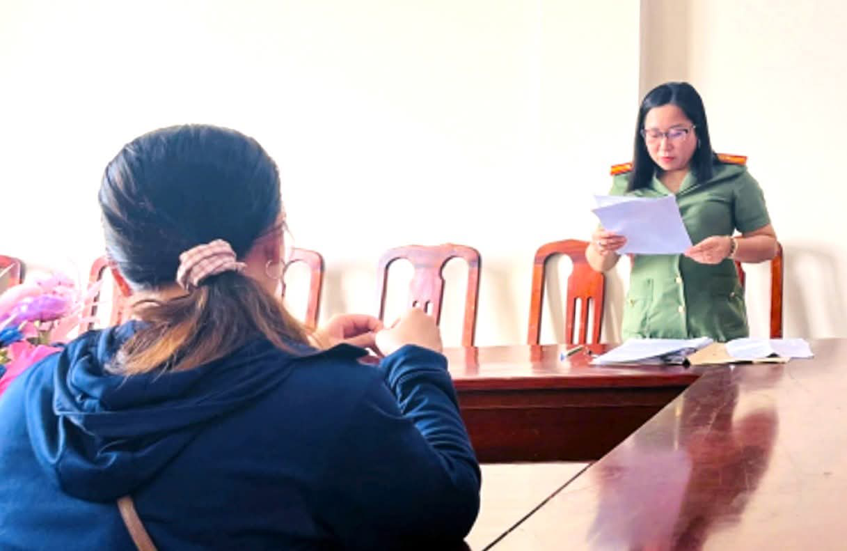 Cà Mau xử phạt 2 người lan truyền clip mưa lũ ở Đắk Lắk sai sự thật- Ảnh 1. Cà Mau xử phạt 2 người lan truyền clip mưa lũ ở Đắk Lắk sai sự thật- Ảnh 1.