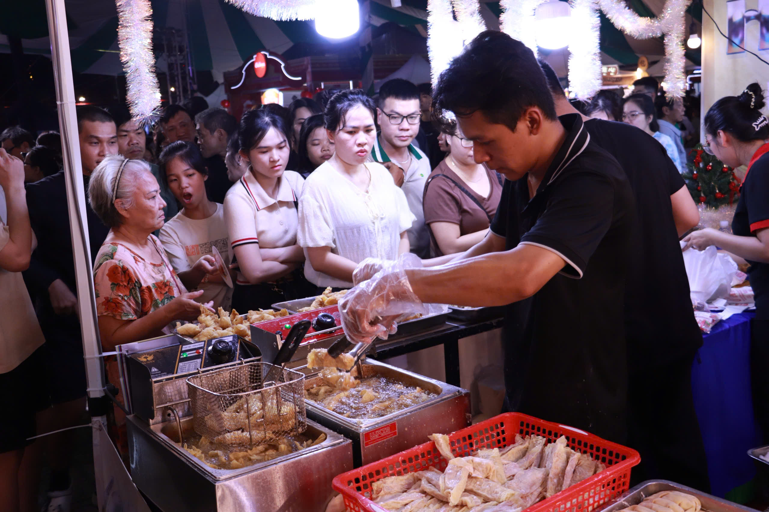 Lễ hội ẩm thực Chợ Lớn: Đông nghẹt khách ngày cuối tuần - Ảnh 5.