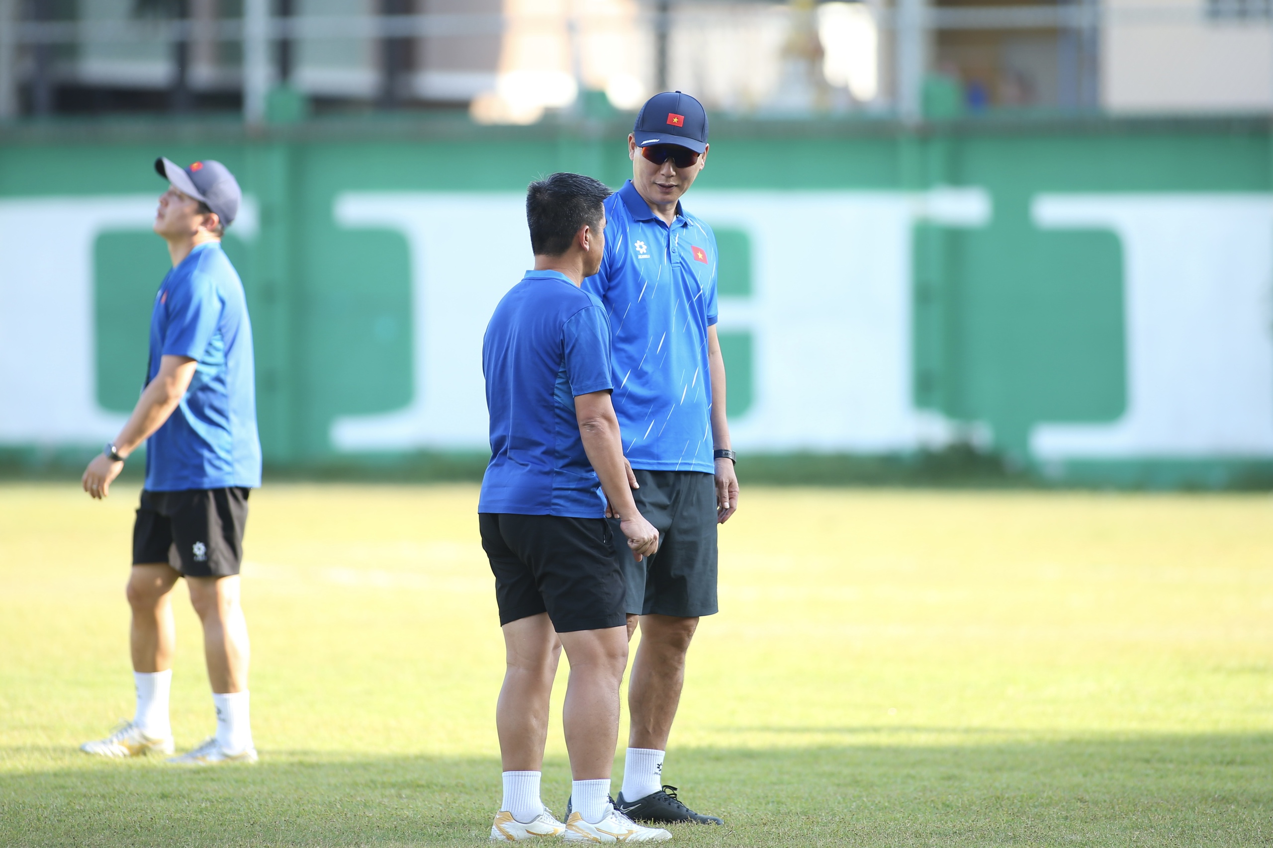 Lý Đức trao đổi riêng với trợ lý HLV Kim Sang-sik, U.23 Việt Nam quyết đánh bại Malaysia- Ảnh 5. Lý Đức trao đổi riêng với trợ lý HLV Kim Sang-sik, U.23 Việt Nam quyết đánh bại Malaysia- Ảnh 5.