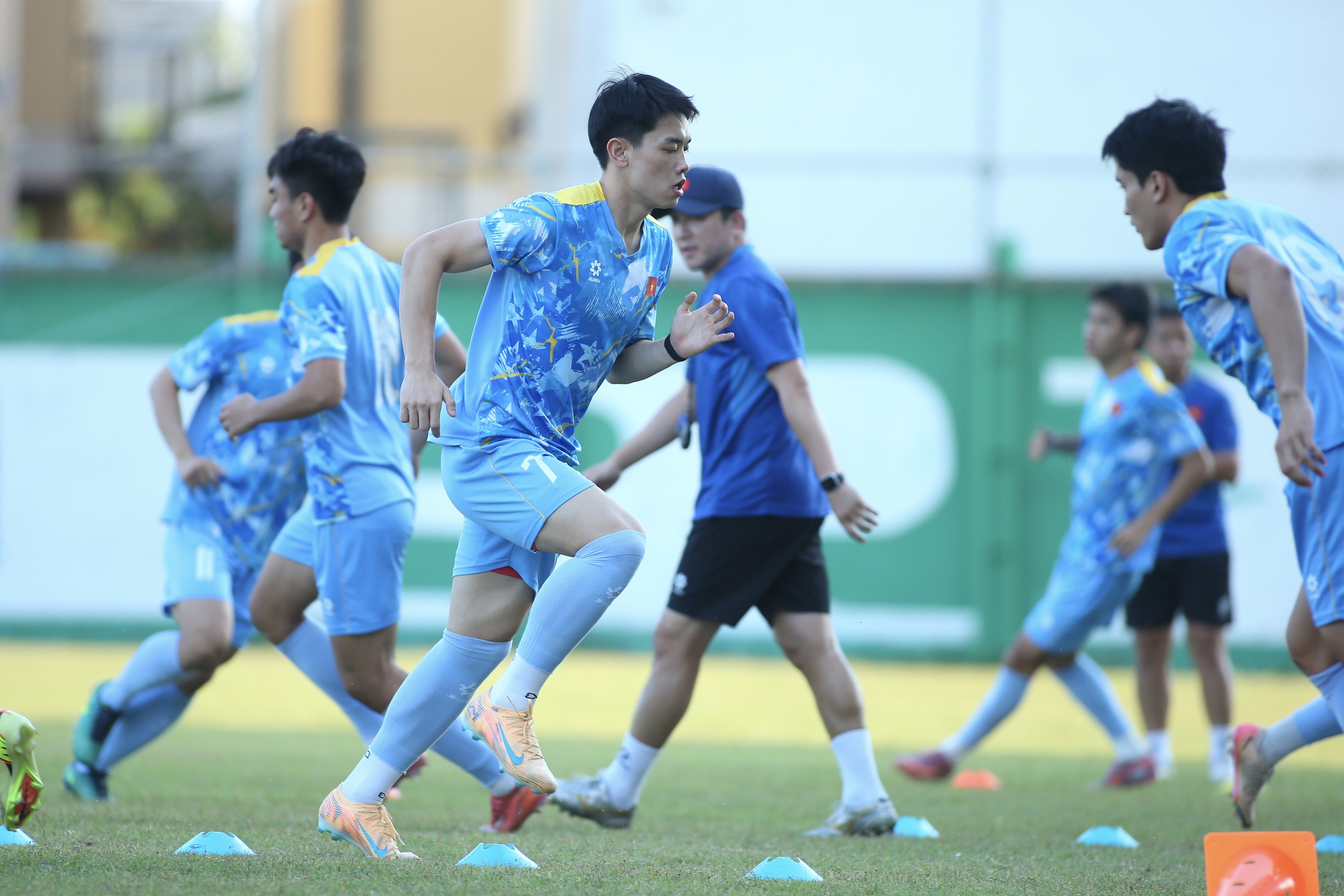 Lý Đức trao đổi riêng với trợ lý HLV Kim Sang-sik, U.23 Việt Nam quyết đánh bại Malaysia- Ảnh 6. Lý Đức trao đổi riêng với trợ lý HLV Kim Sang-sik, U.23 Việt Nam quyết đánh bại Malaysia- Ảnh 6.