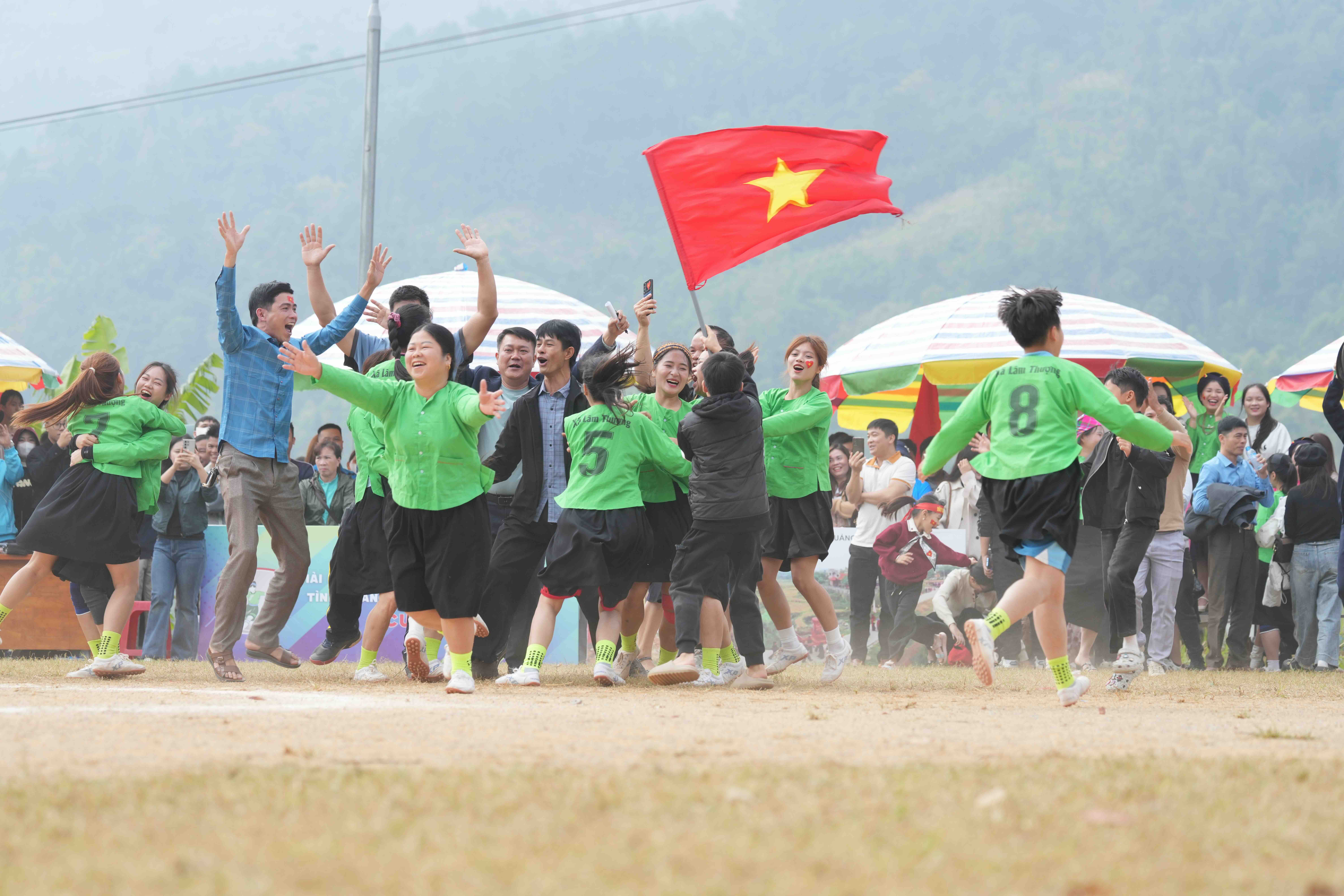 Chung kết bóng đá nữ dân tộc rực lửa ở Bình Liêu
- Ảnh 6. Chung kết bóng đá nữ dân tộc rực lửa ở Bình Liêu
- Ảnh 6.