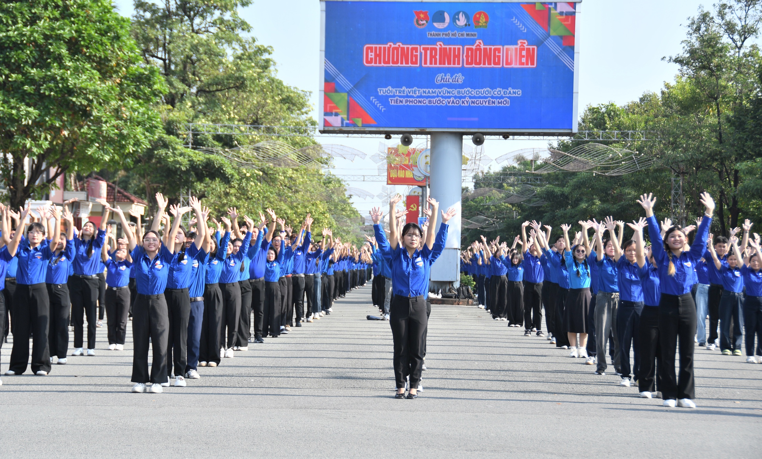 M&atilde;n nh&atilde;n với gần 5.000 bạn trẻ đồng diễn khai mạc Ng&agrave;y hội thanh ni&ecirc;n Việt Nam - Ảnh 14.