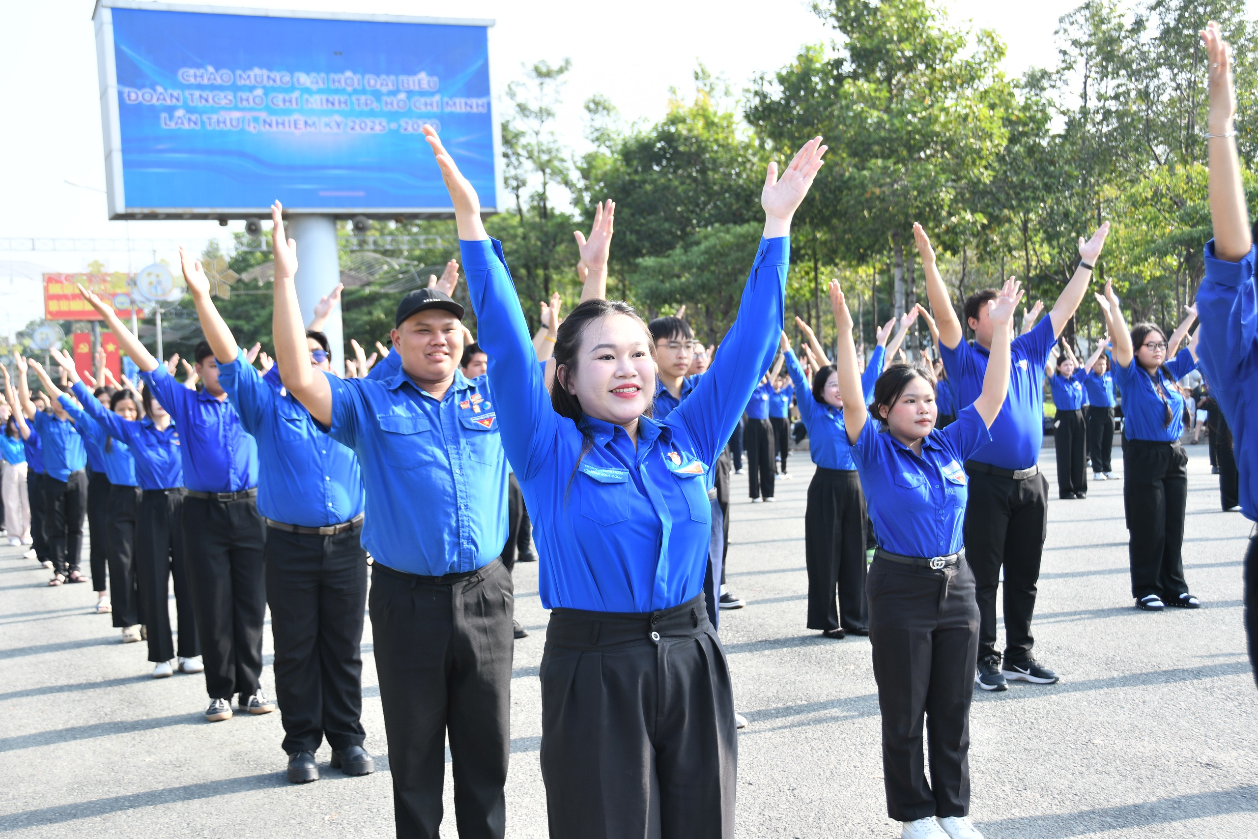 M&atilde;n nh&atilde;n với gần 5.000 bạn trẻ đồng diễn khai mạc Ng&agrave;y hội thanh ni&ecirc;n Việt Nam - Ảnh 13.