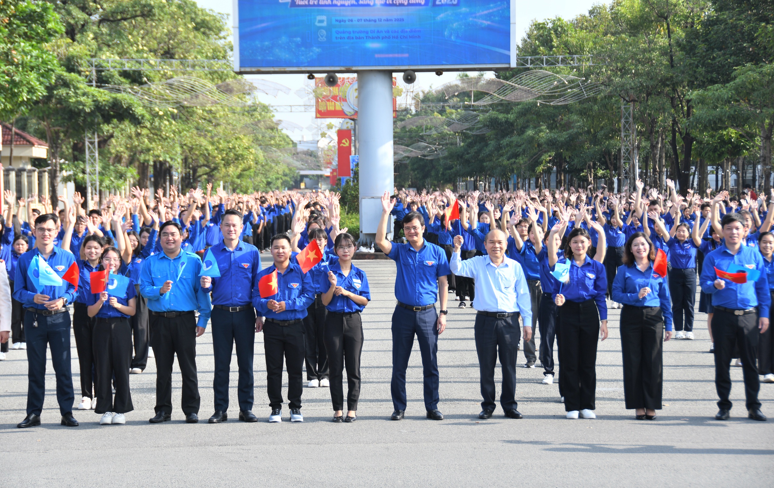 M&atilde;n nh&atilde;n với gần 5.000 bạn trẻ đồng diễn khai mạc Ng&agrave;y hội thanh ni&ecirc;n Việt Nam - Ảnh 1.