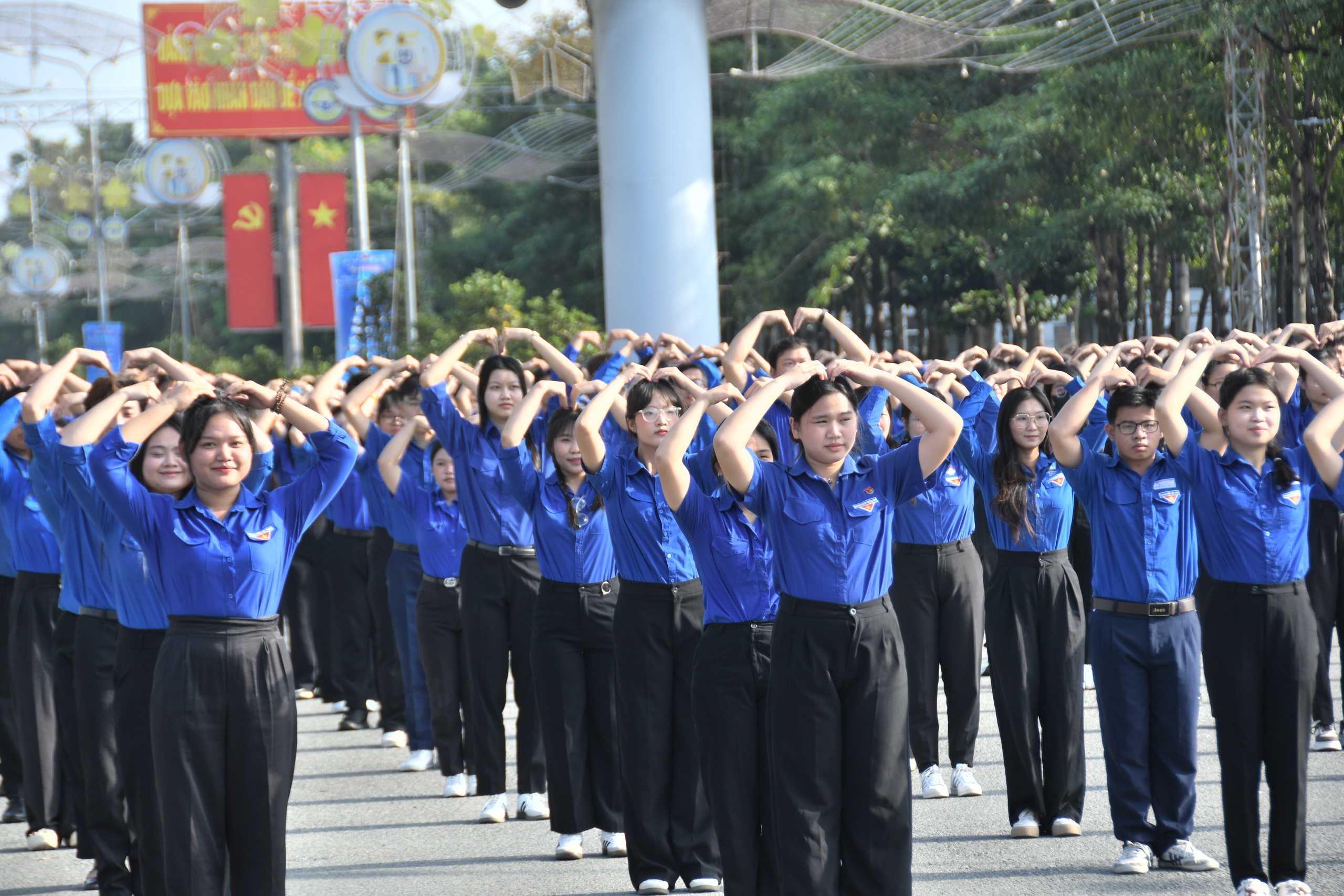 M&atilde;n nh&atilde;n với gần 5.000 bạn trẻ đồng diễn khai mạc Ng&agrave;y hội thanh ni&ecirc;n Việt Nam - Ảnh 15.