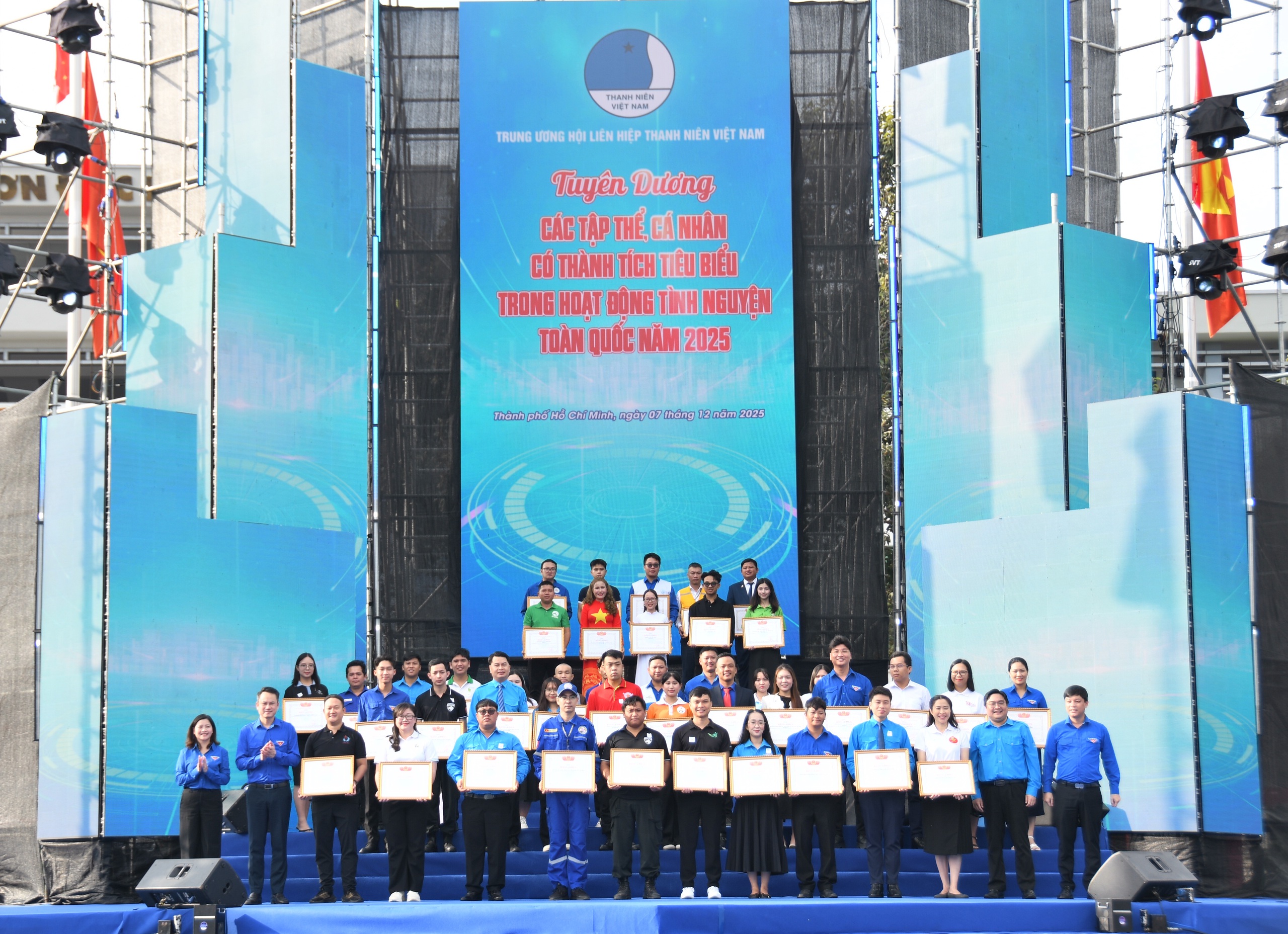 M&atilde;n nh&atilde;n với gần 5.000 bạn trẻ đồng diễn khai mạc Ng&agrave;y hội thanh ni&ecirc;n Việt Nam - Ảnh 8.