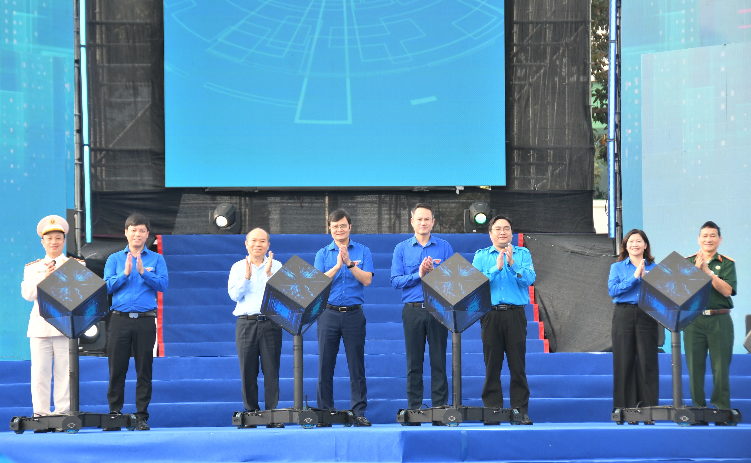 M&atilde;n nh&atilde;n với gần 5.000 bạn trẻ đồng diễn khai mạc Ng&agrave;y hội thanh ni&ecirc;n Việt Nam - Ảnh 6.