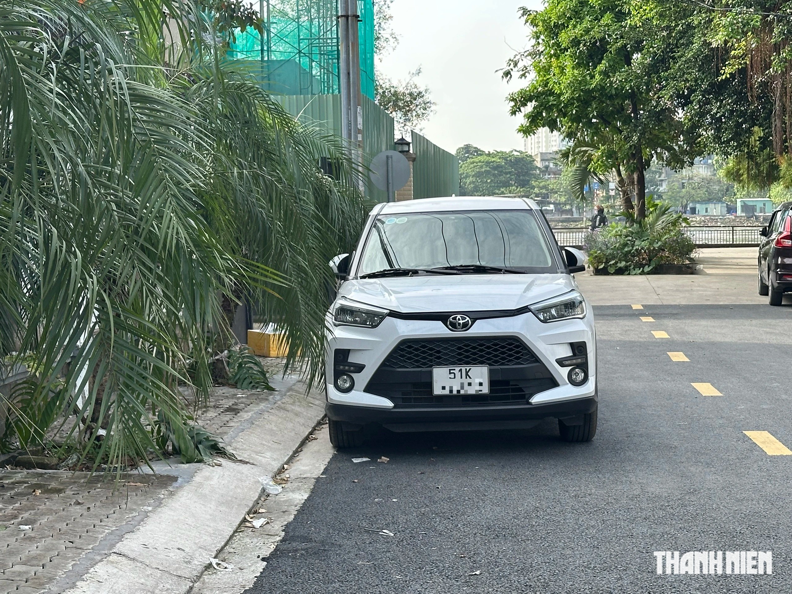 'Dừng xe' và 'đỗ xe' ở nơi có biển cấm, phạt khác nhau thế nào? - Ảnh 2.