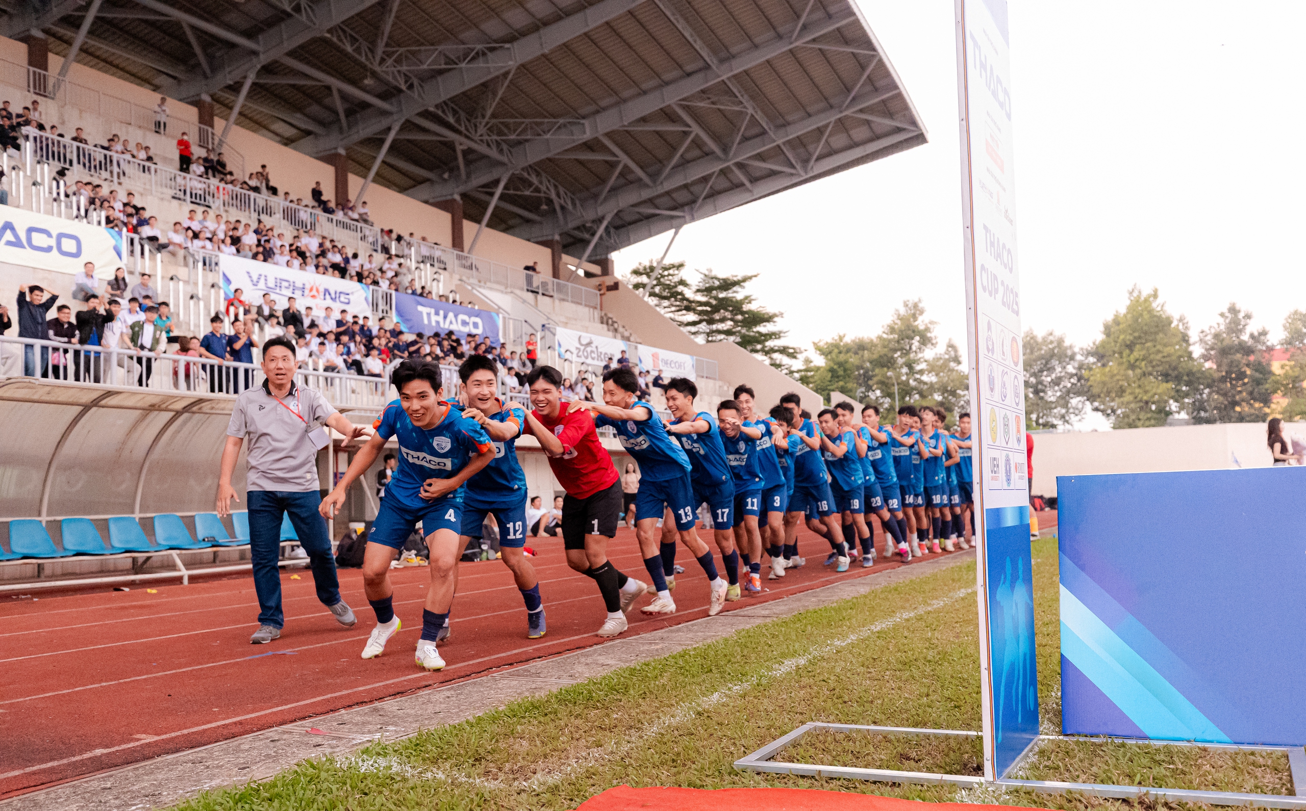 ជ័យជម្នះដ៏គួរឲ្យភ្ញាក់ផ្អើល សាកលវិទ្យាល័យបច្ចេកវិទ្យាឈ្នះ THACO CUP ជាលើកទី២ - រូបទី៧. Chiến thắng nghẹt thở, Trường ĐH Bách khoa lần thứ 2 vô địch THACO CUP- Ảnh 7.