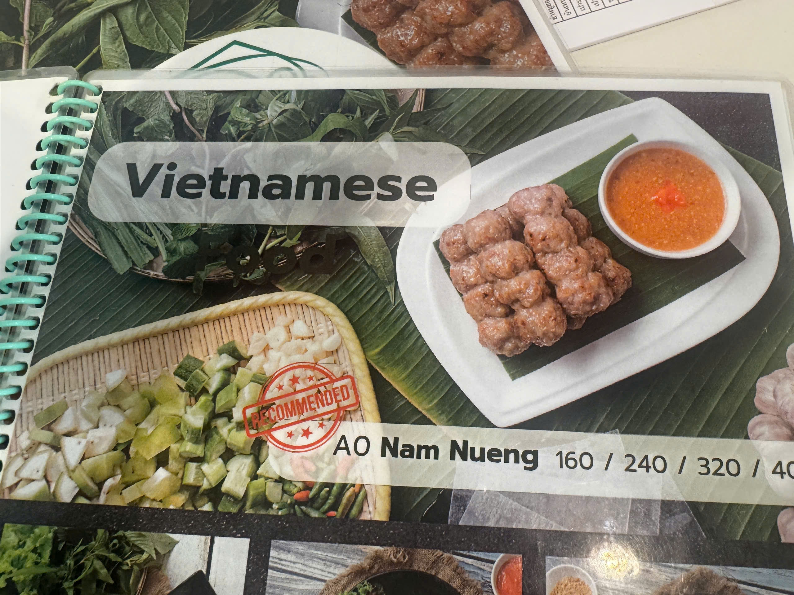 Dọc đường SEA Games 33: Nem Nueng - biến tấu nem nướng Việt tại Thái Lan- Ảnh 3. Dọc đường SEA Games 33: Nem Nueng - biến tấu nem nướng Việt tại Thái Lan- Ảnh 3.