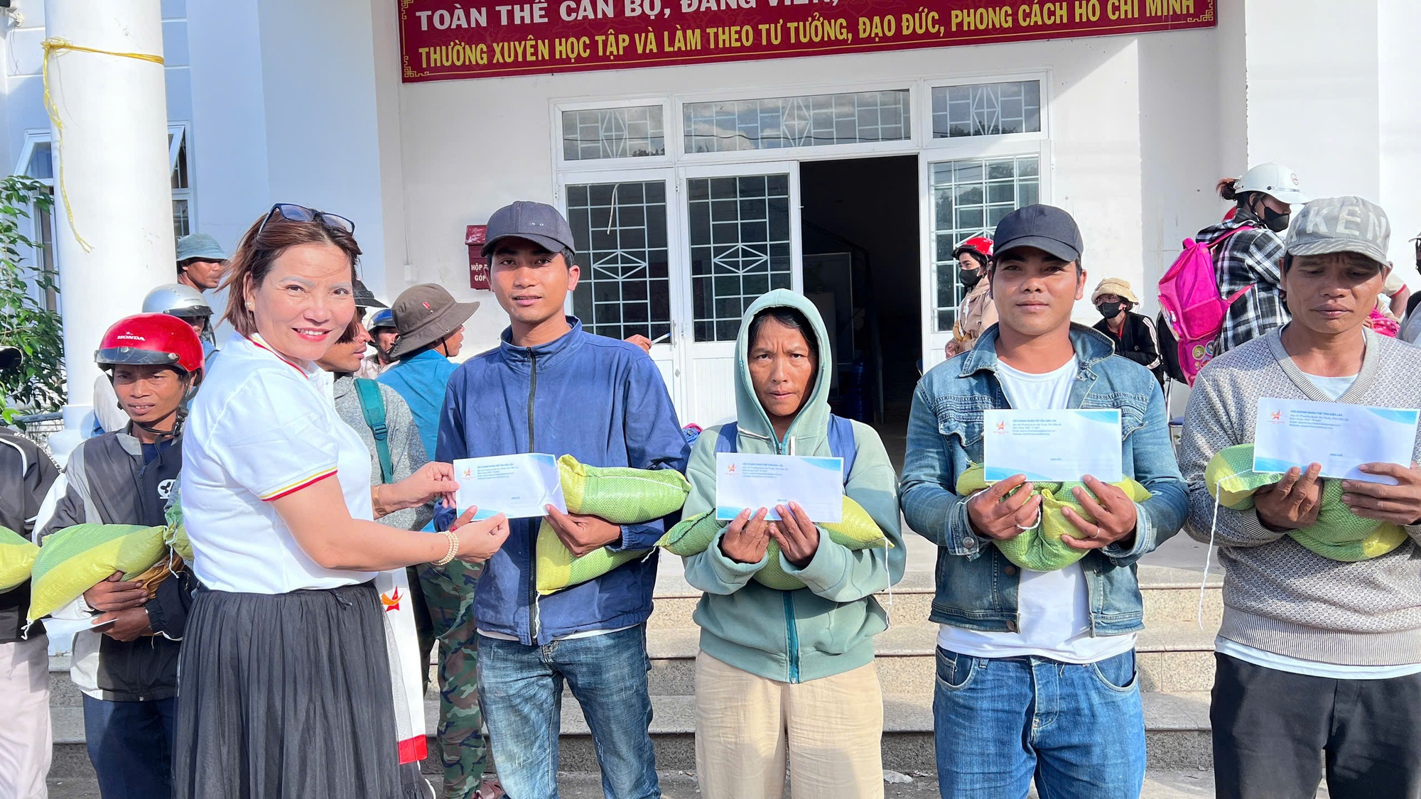 - Ảnh 3. - Ảnh 3.