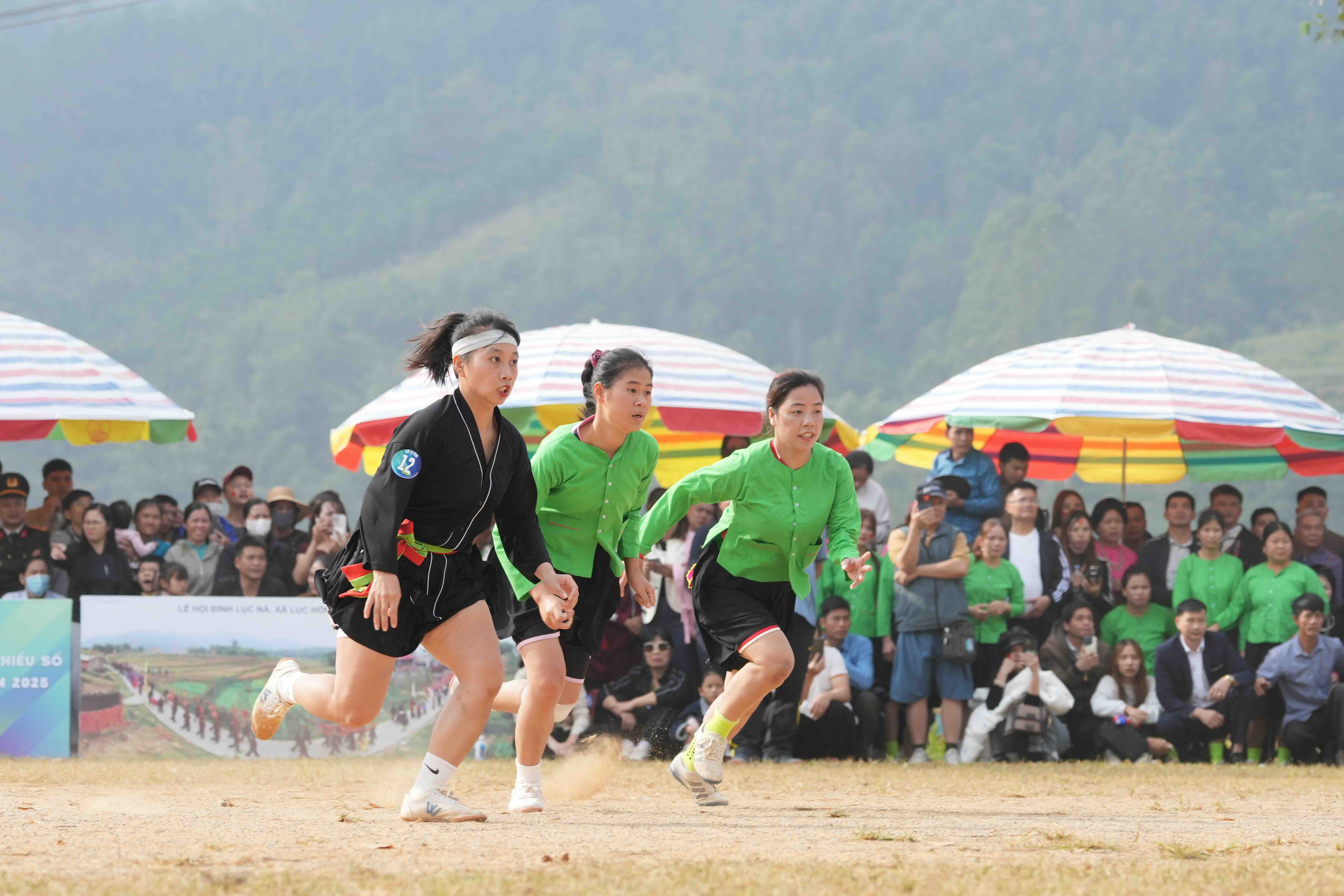 Chung kết bóng đá nữ dân tộc rực lửa ở Bình Liêu
- Ảnh 3. Chung kết bóng đá nữ dân tộc rực lửa ở Bình Liêu
- Ảnh 3.