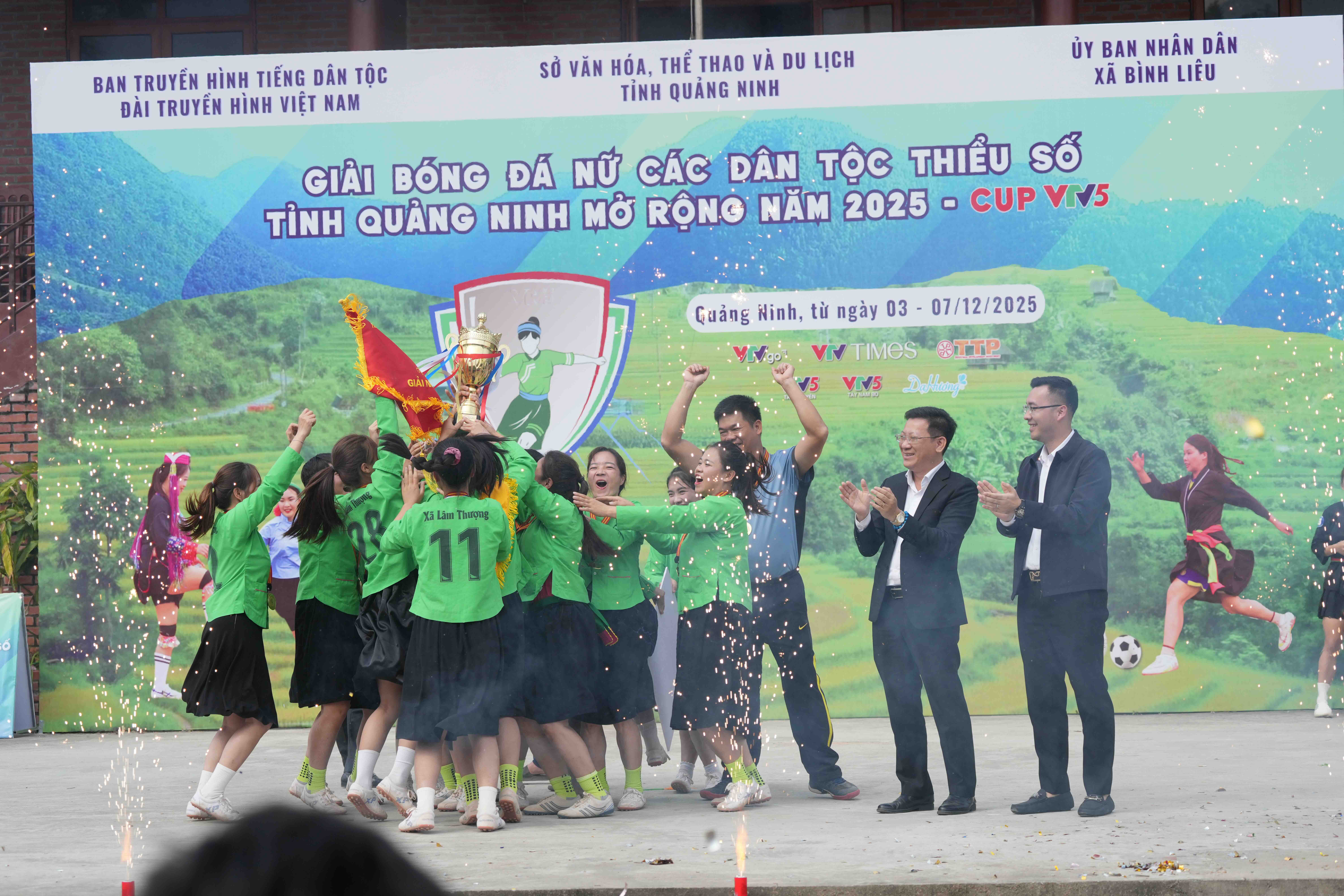 Chung kết bóng đá nữ dân tộc rực lửa ở Bình Liêu
- Ảnh 8. Chung kết bóng đá nữ dân tộc rực lửa ở Bình Liêu
- Ảnh 8.