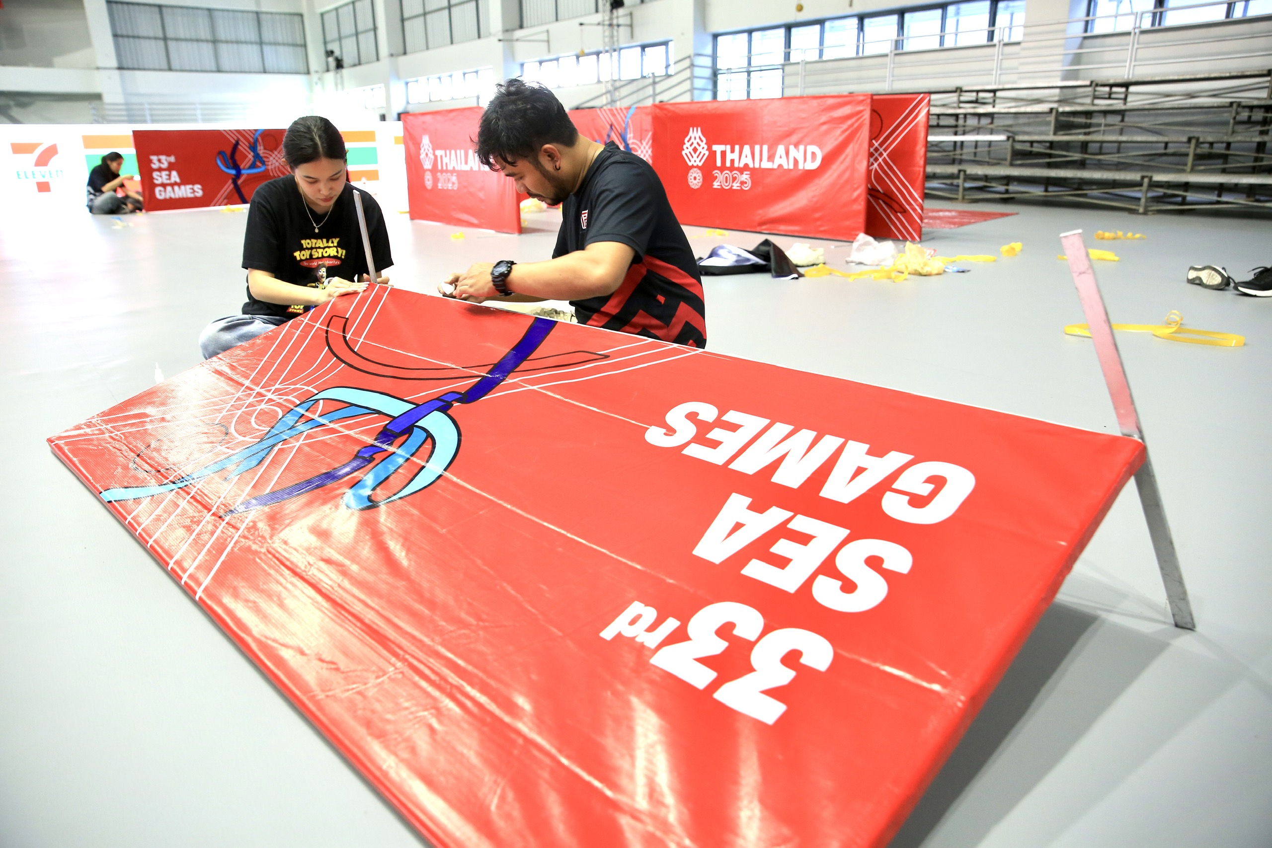 Ngổn ngang nhà thi đấu cử tạ và teqball trước giờ khởi tranh SEA Games 33- Ảnh 5.