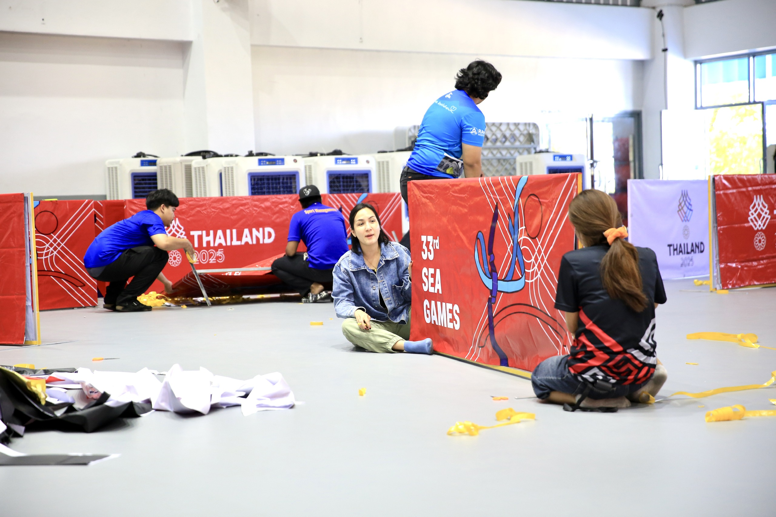 Ngổn ngang nhà thi đấu cử tạ và teqball trước giờ khởi tranh SEA Games 33- Ảnh 6.